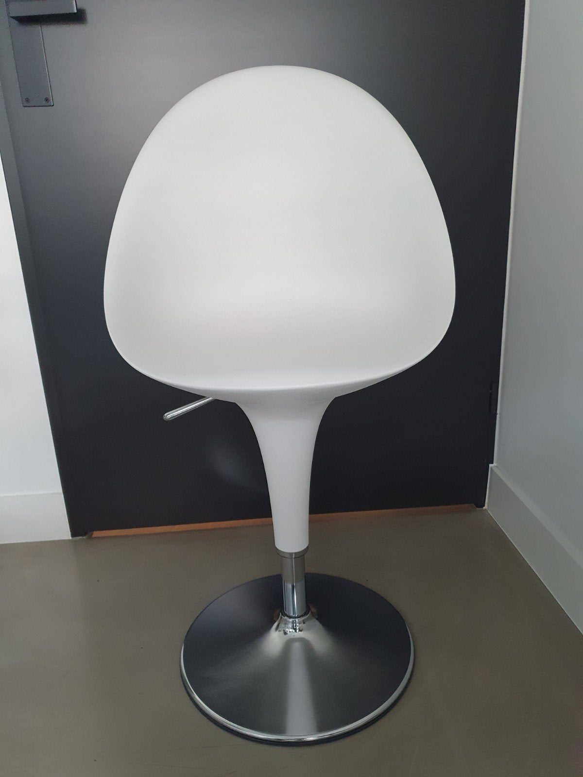 Originele BOMBO stoelen van (wit&grijs), Huis en Inrichting, Stoelen, Ophalen, Wit, Design, Zo goed als nieuw