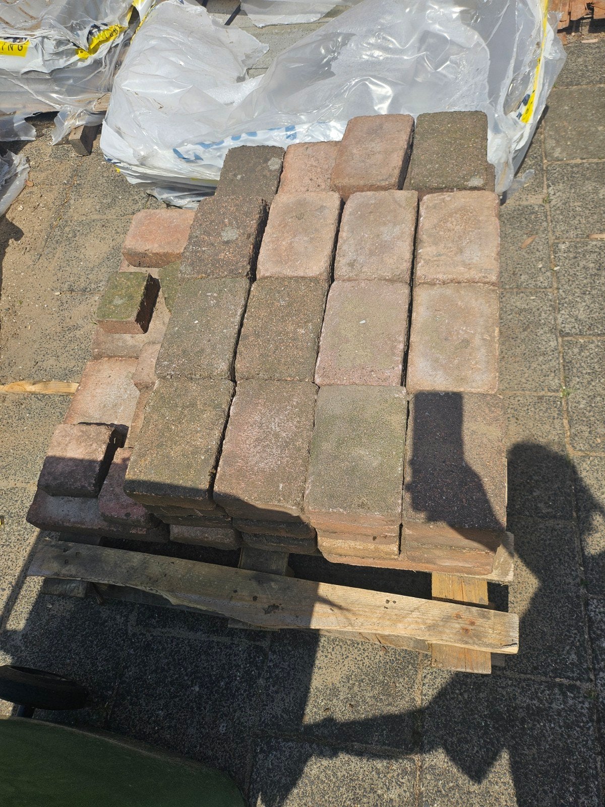 GRATIS: Ongeveer 15m2 gebruikte terrastegels, Ophalen