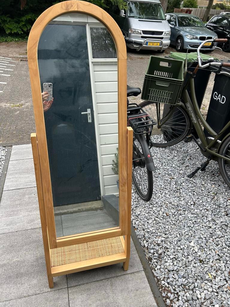 Houten passpiegel met rotan plank - Boogvormig, Huis en Inrichting, Woonaccessoires | Spiegels, Ophalen, Zo goed als nieuw, Overige vormen