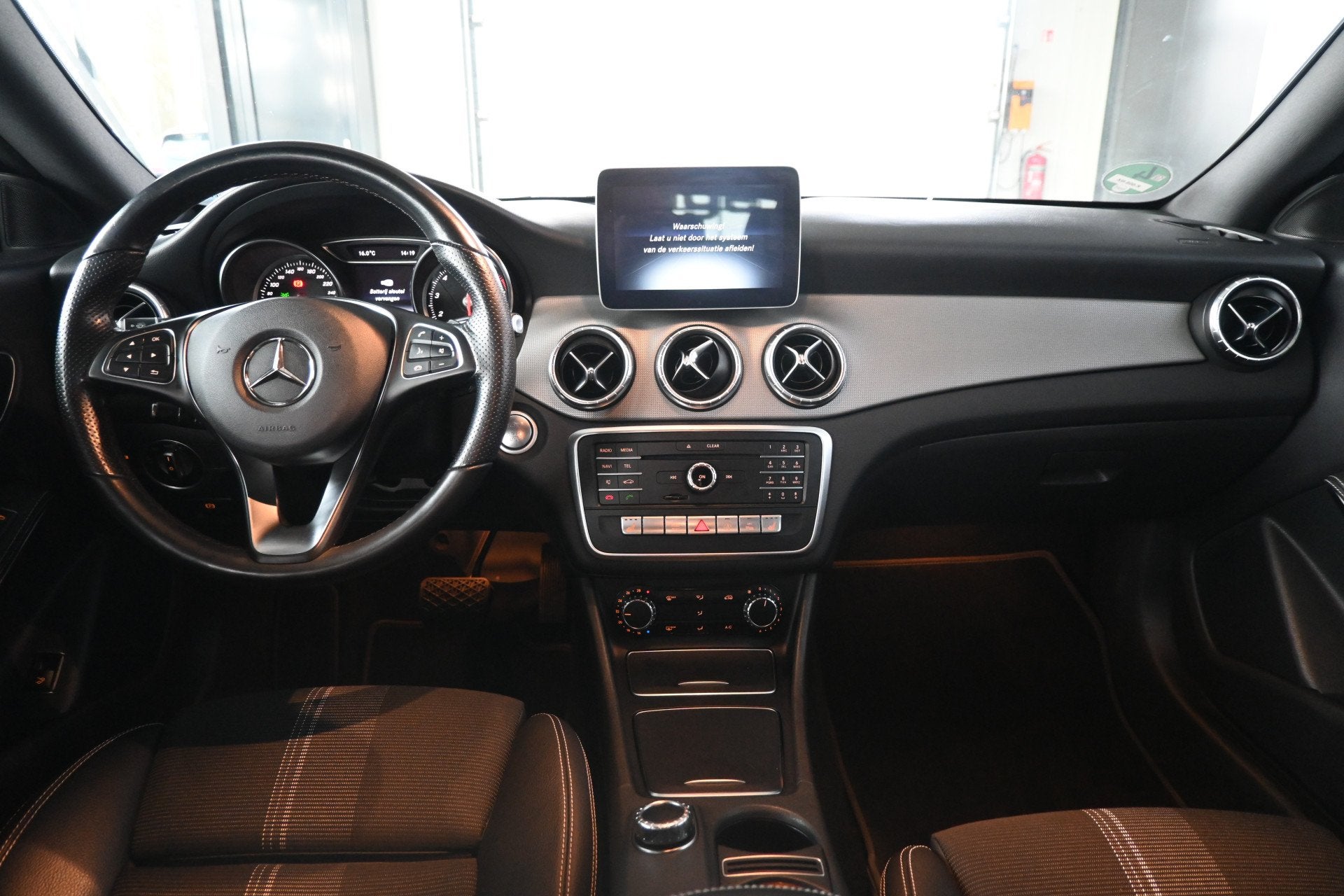 Mercedes-Benz CLA-Klasse 200 Prestige AMG Automaat Clima Nav, Auto's, 15 km/l, Gebruikt, 715 kg, Leder en Stof