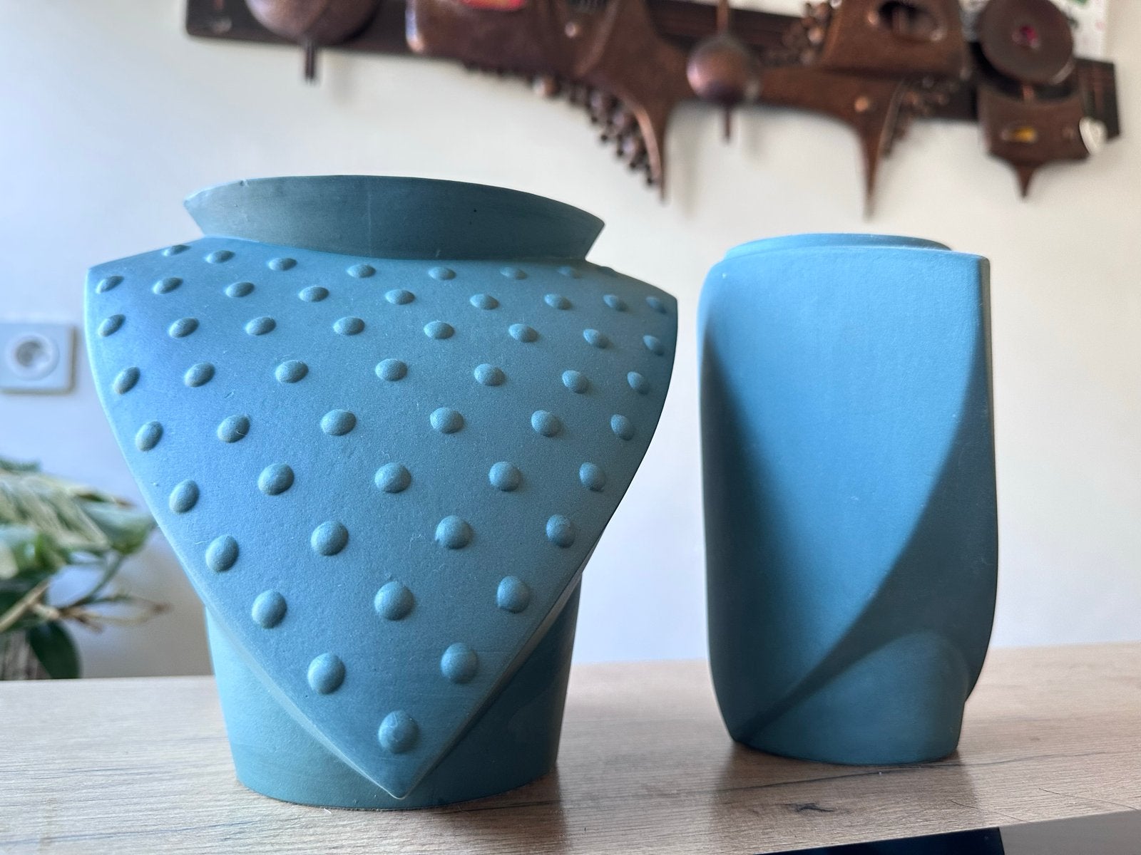 Set van 2 unike design vazen in mat turquoise/blauwgroen, Blauw, Ophalen of Verzenden, Zo goed als nieuw, Steen/keramiek