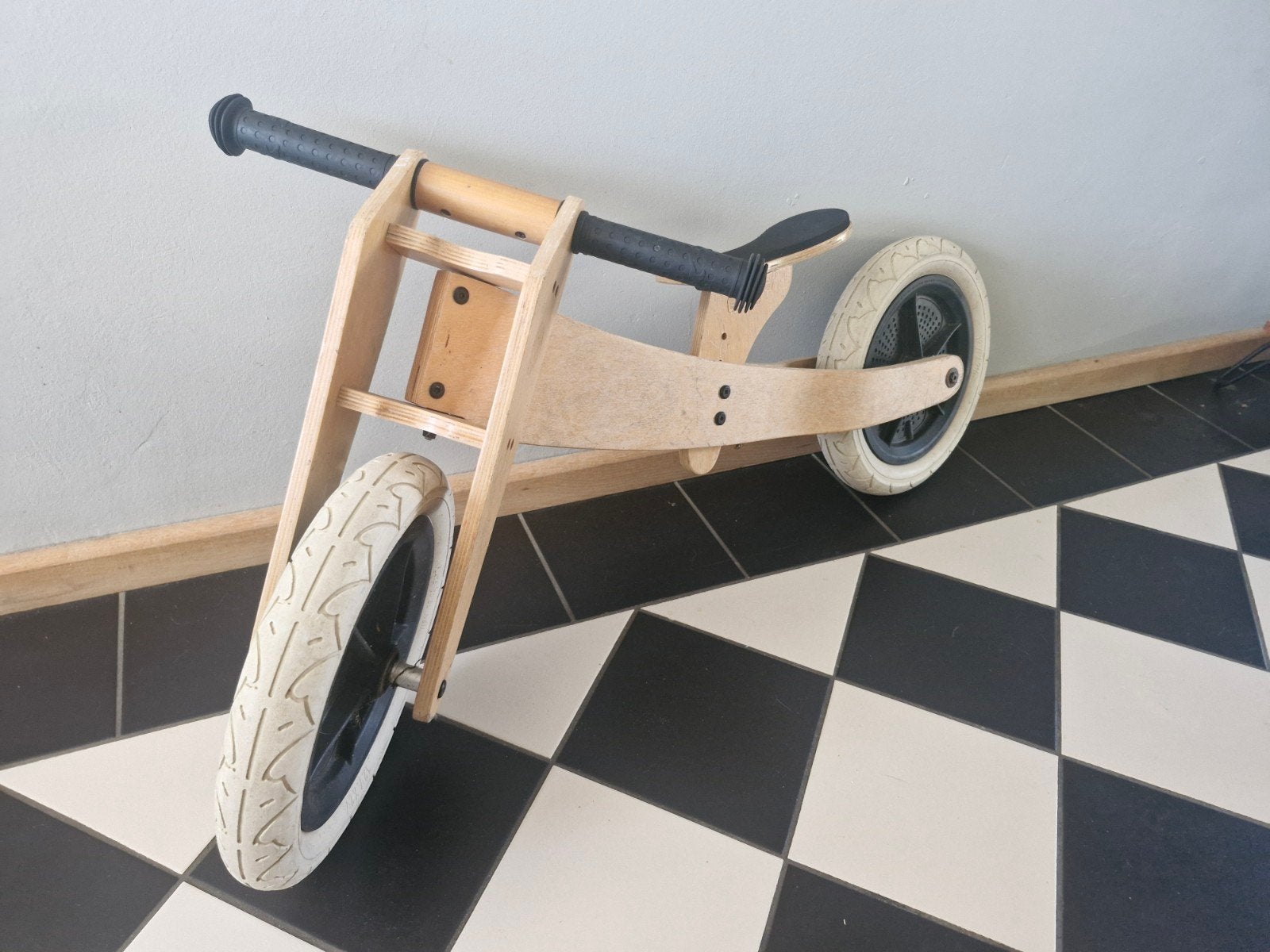 Wishbone Houten loopfiets - Klaar voor volgende ronde, Fietsen en Brommers, Fietsen | Kinderfietsjes, Ophalen, Zo goed als nieuw
