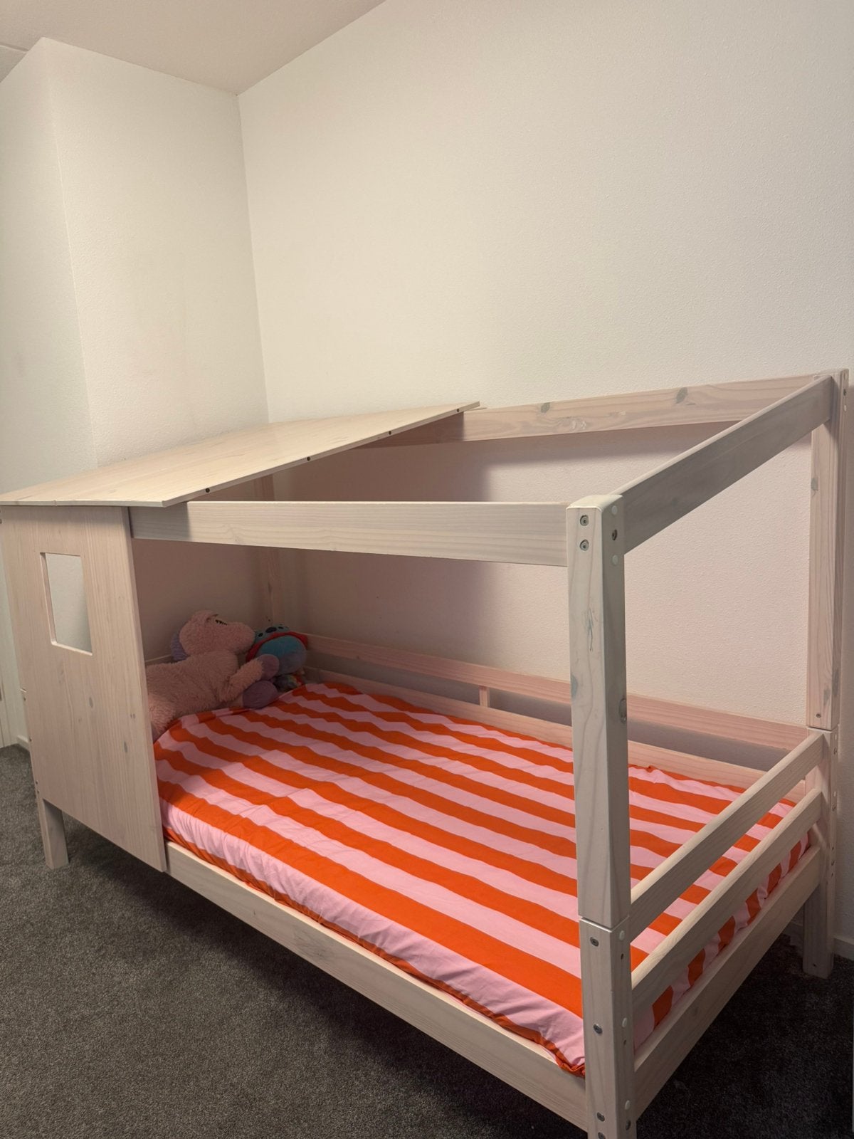 Knus meisjesbed, Ophalen, 85 tot 100 cm, Zo goed als nieuw, Lattenbodem