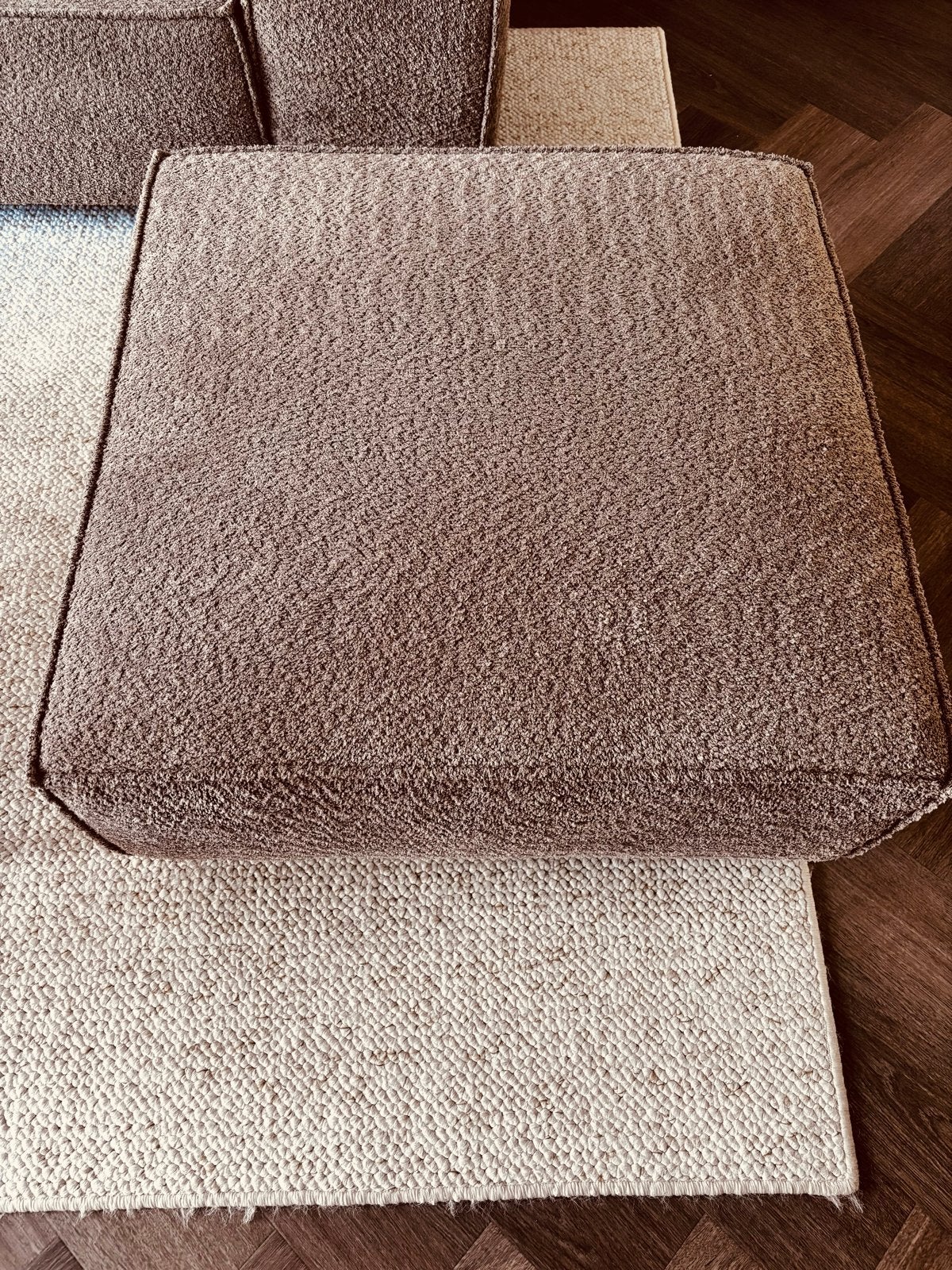 Comfortabele poef / hocker - Taupe als nieuw, Ophalen, Zo goed als nieuw, Vierkant, 75 tot 100 cm