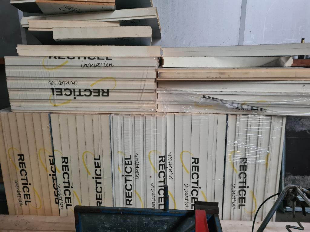Isolatie materiaal en houten balken