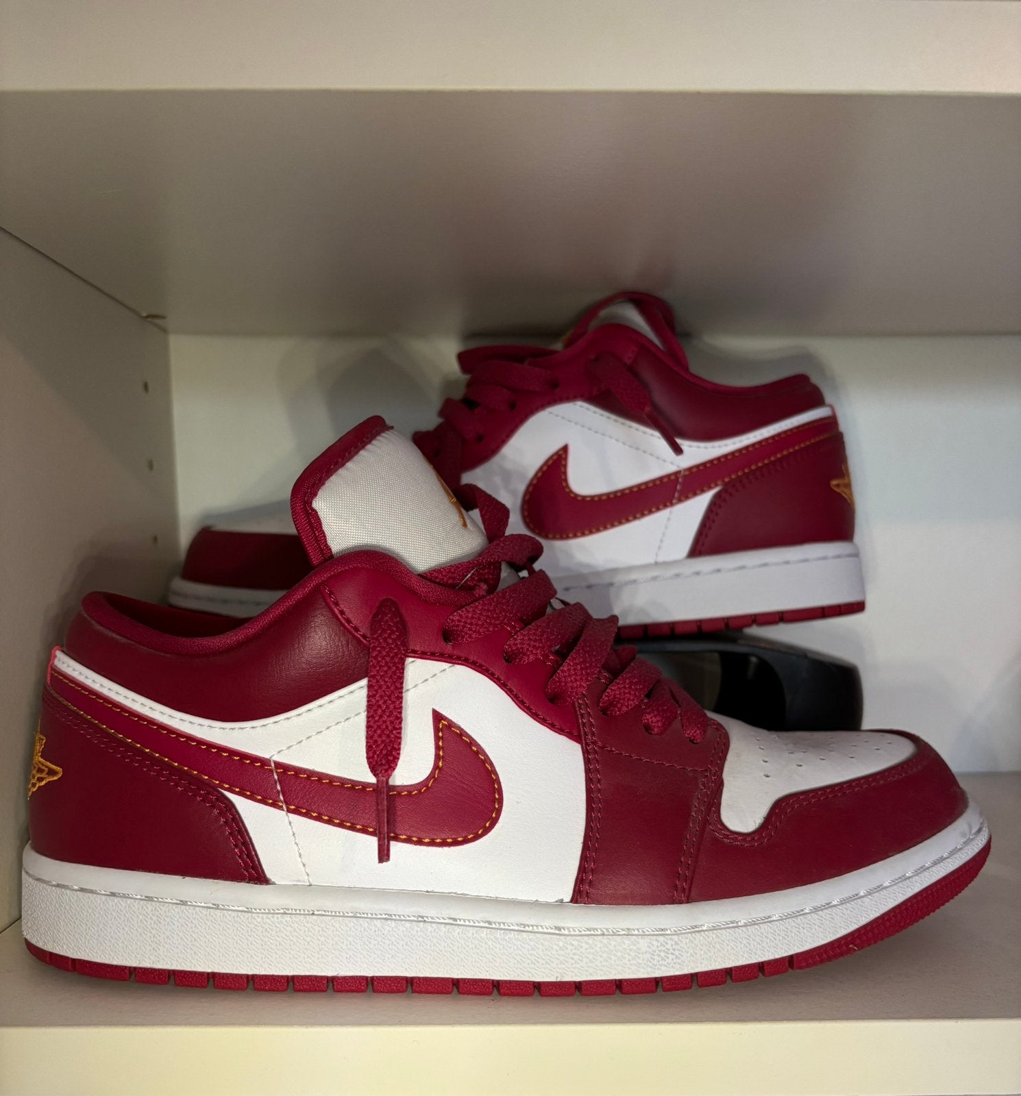Jordan 1 low Cardinal Red, Overige kleuren, Ophalen of Verzenden, Sneakers of Gympen, Zo goed als nieuw
