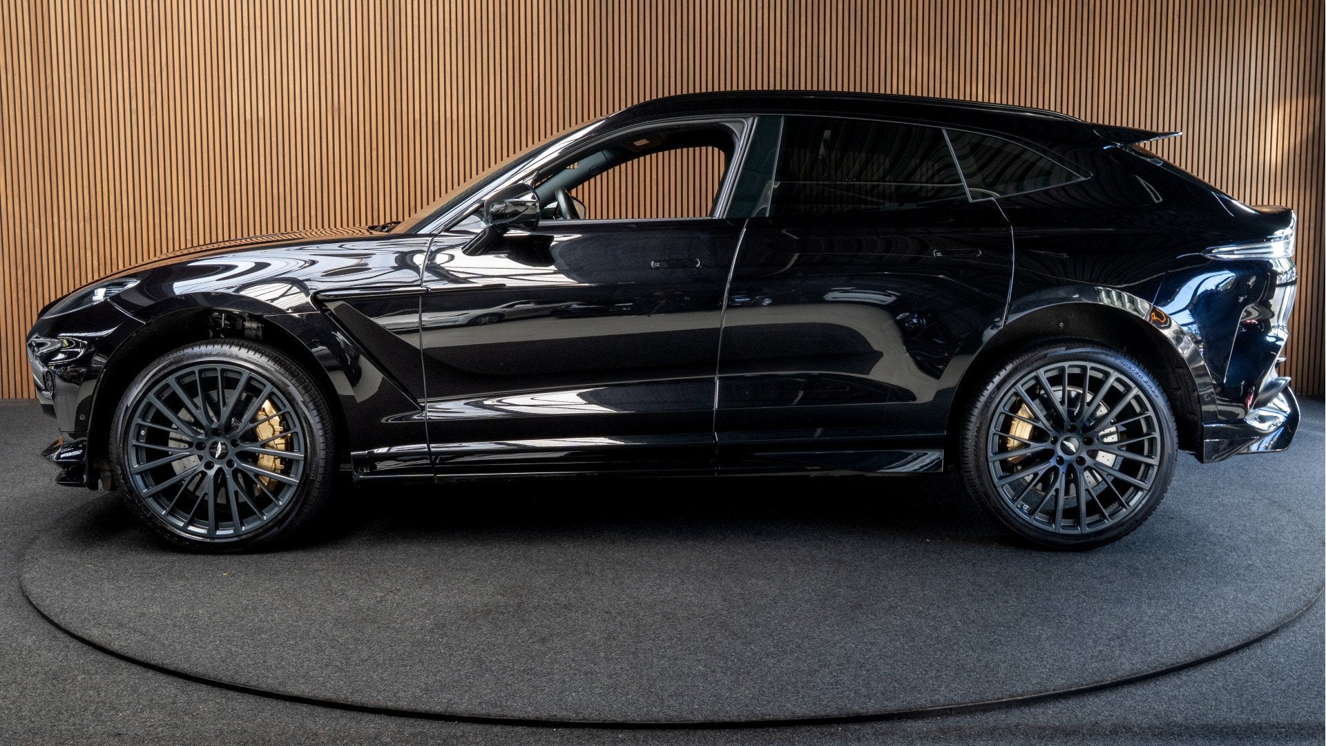 Aston Martin Dbx 4.0 V8 707 Carbon Keramisch Softclose Pano, Auto's, Dealer onderhouden, Zwart, Bedrijf, SUV of Terreinwagen