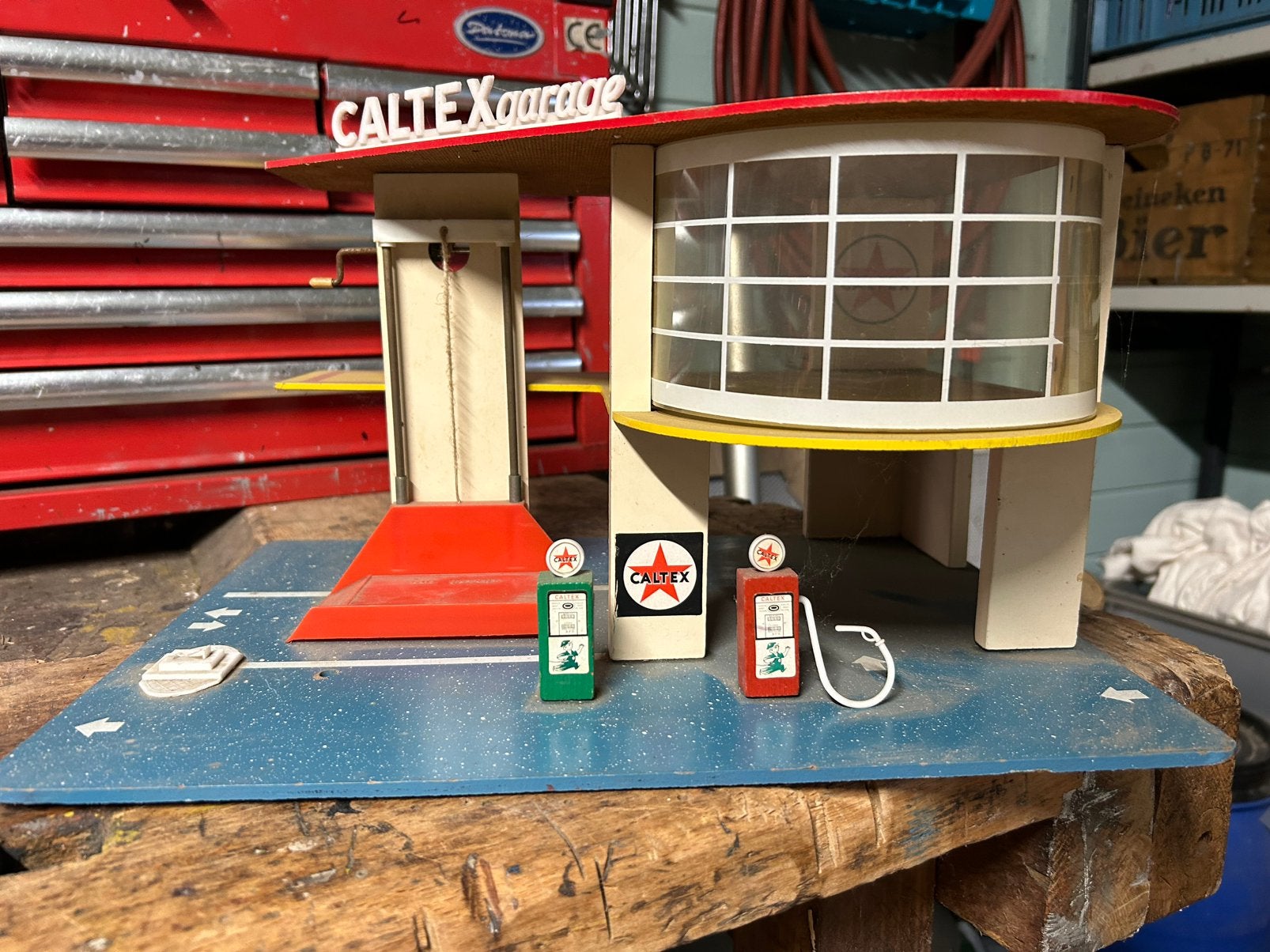 Mooie oude caltex garage, Ophalen of Verzenden, Auto