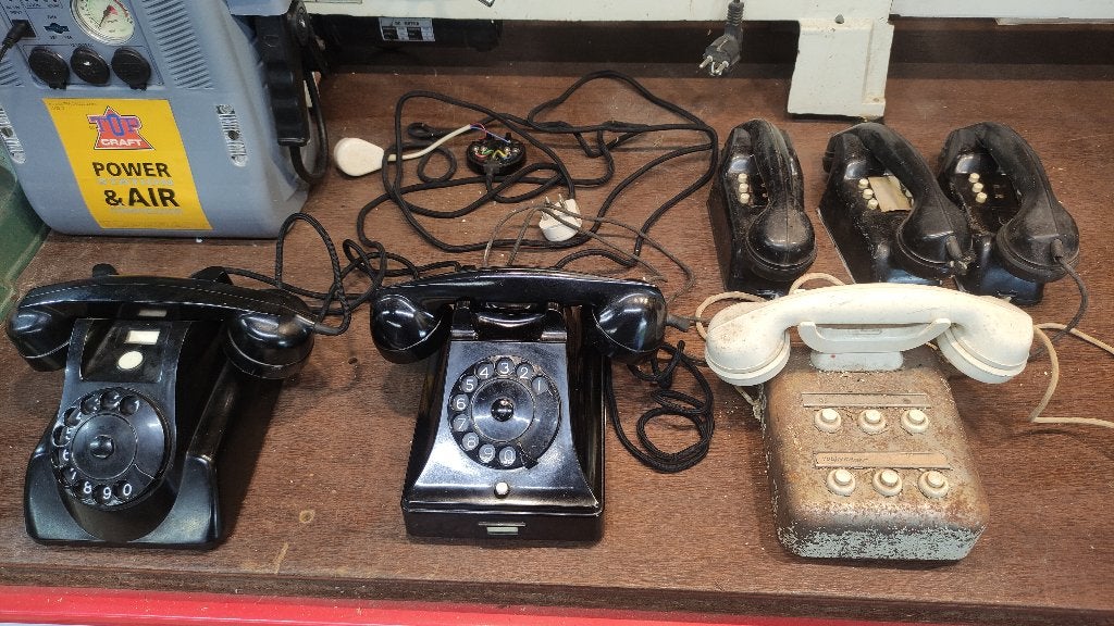 Partijtje oude bakelieten telefoons., Ophalen of Verzenden