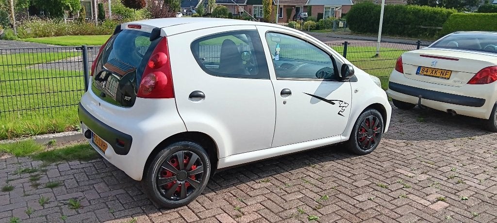 Peugeot 107 1.0 12 v   bj 2010, Auto's, Voorwielaandrijving, Zwart, 4 cilinders, 4 stoelen