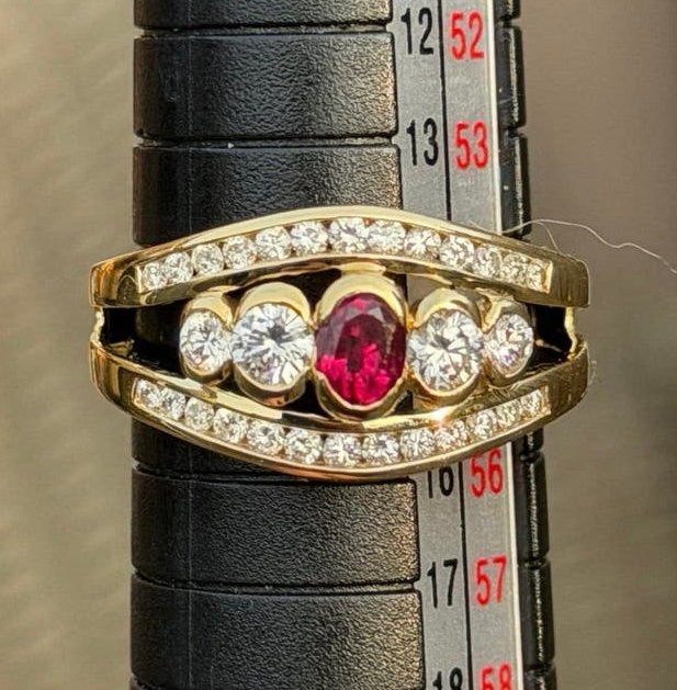 18 karaat gouden ring met natuurlijke diamanten en robijn!, Ophalen of Verzenden, 17 tot 18, Met edelsteen, Dame