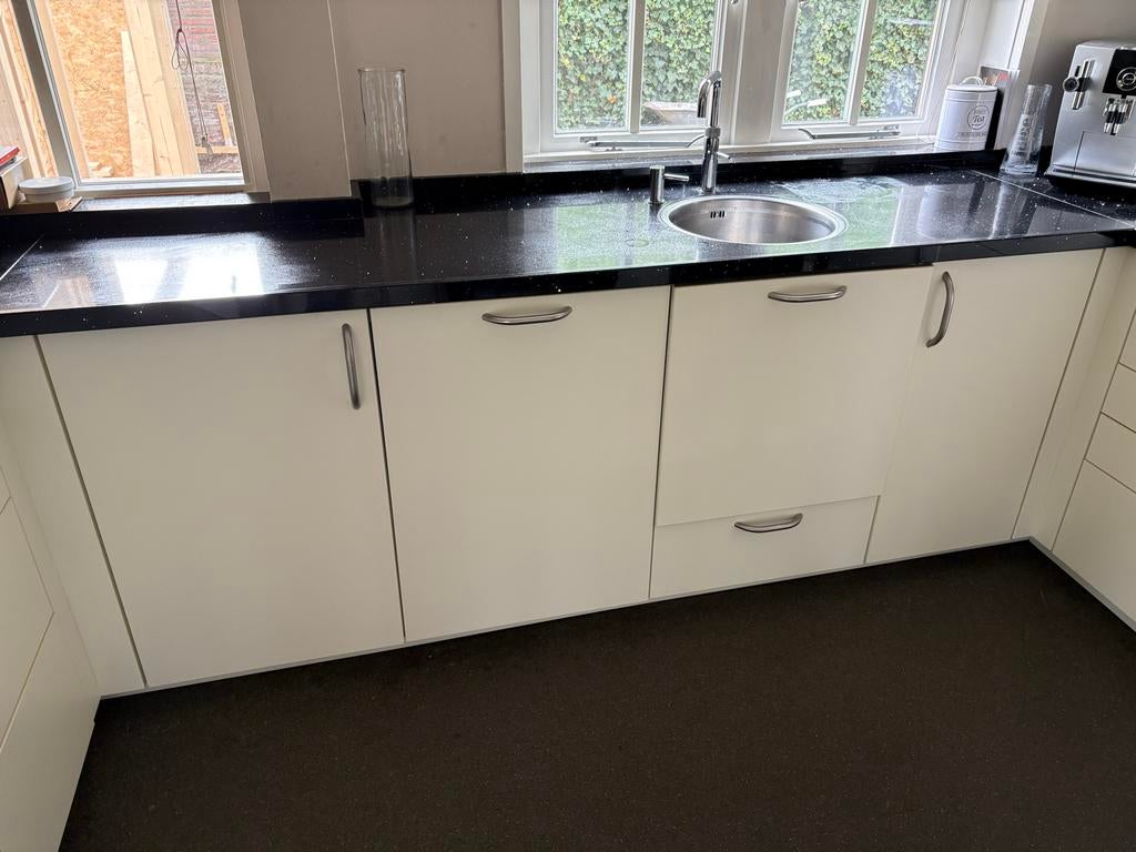 Moderne u vormkeuken met composiet aanrechtblad, Ophalen, Gebruikt, U-keuken, Crème