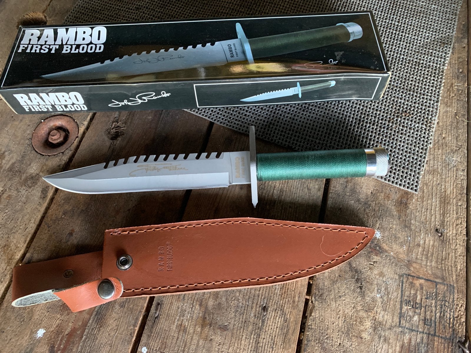 Rambo mes, Ophalen, Zo goed als nieuw
