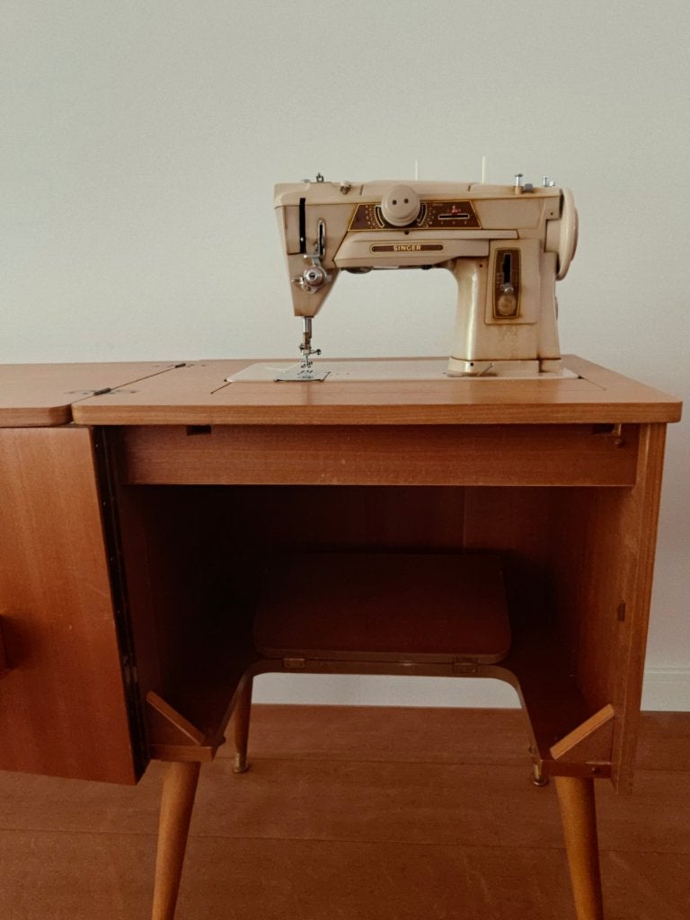 Singer 401G naaimachine met origineel meubel en accessoires, Antiek en Kunst, Ophalen