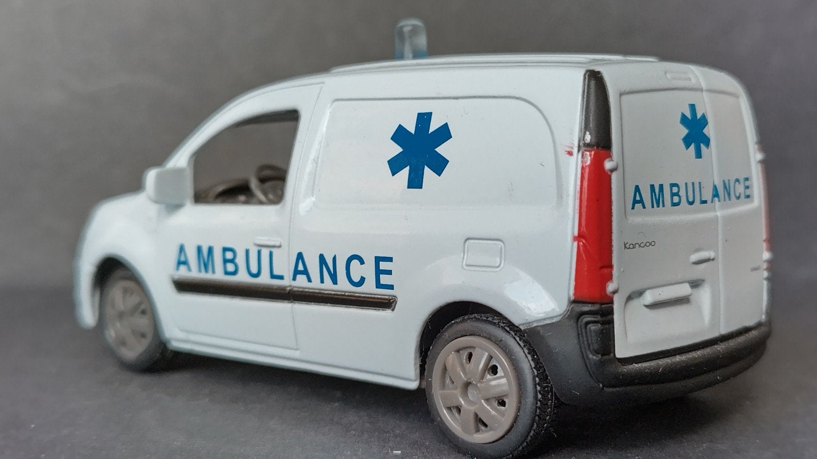 Renault Kangoo Ambulance 1:43 Newray Pol, Overige merken, Auto, Verzenden, .