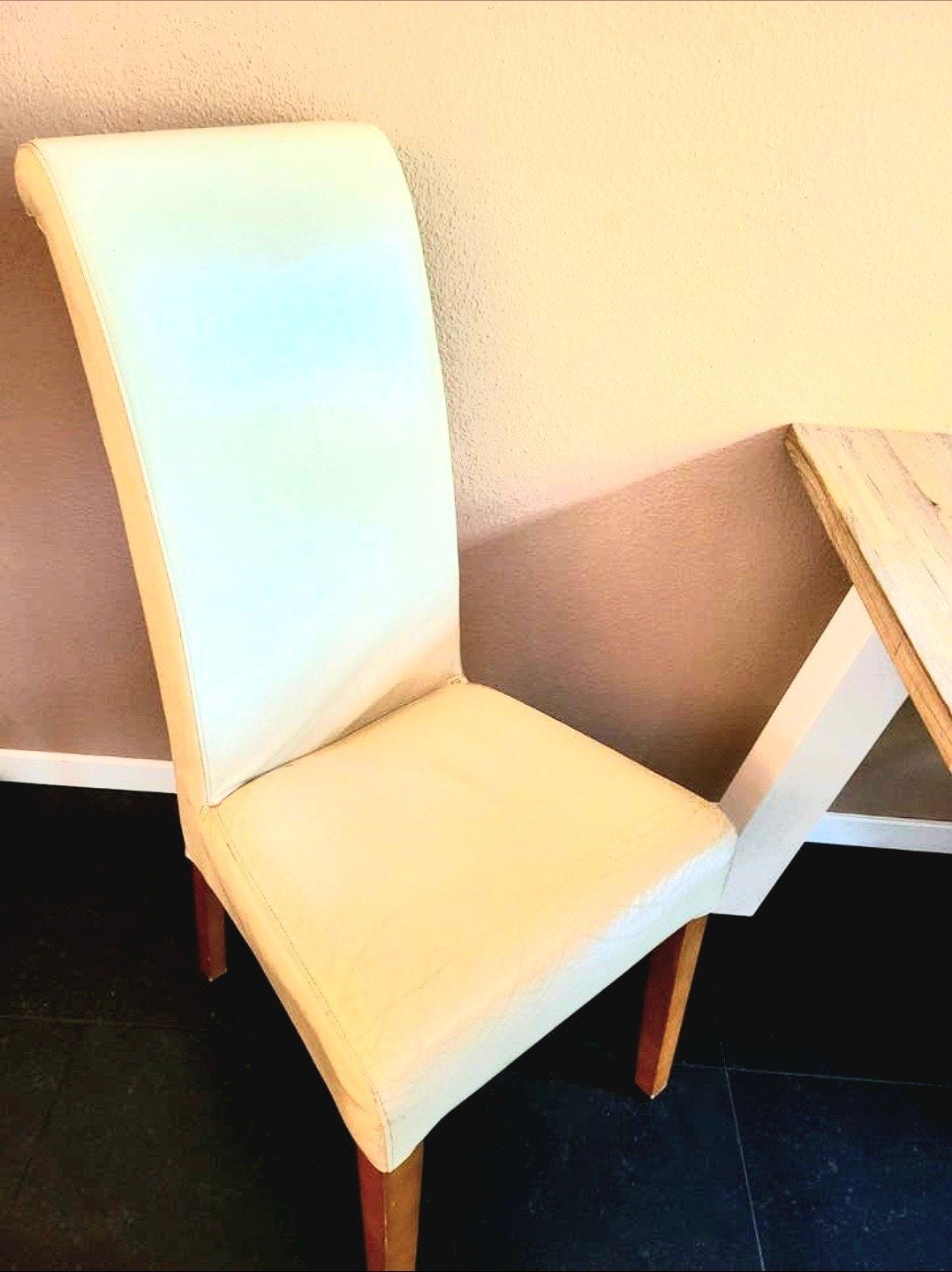 Crèmekleurige eetkamerstoel met houten poten, Ophalen, Gebruikt, Overige kleuren, Leer