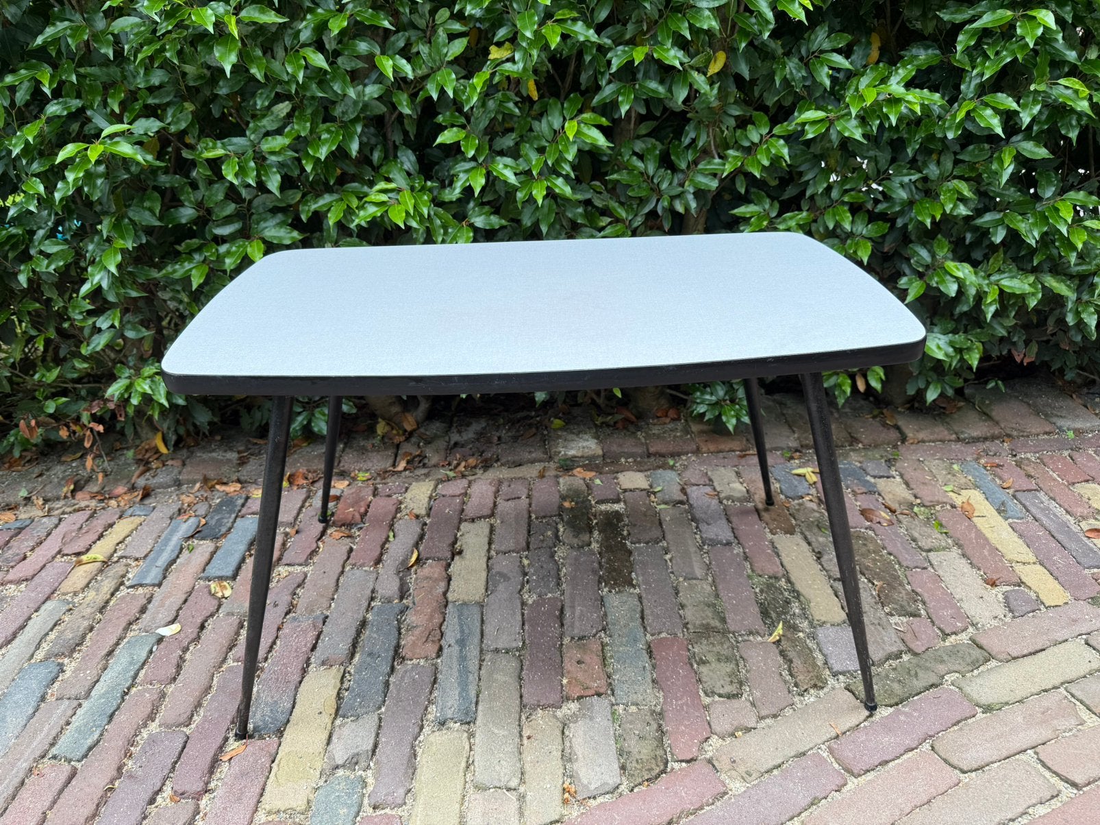 Vintage Formica salontafel met metalen poten bijzettafel, Antiek en Kunst, Ophalen of Verzenden