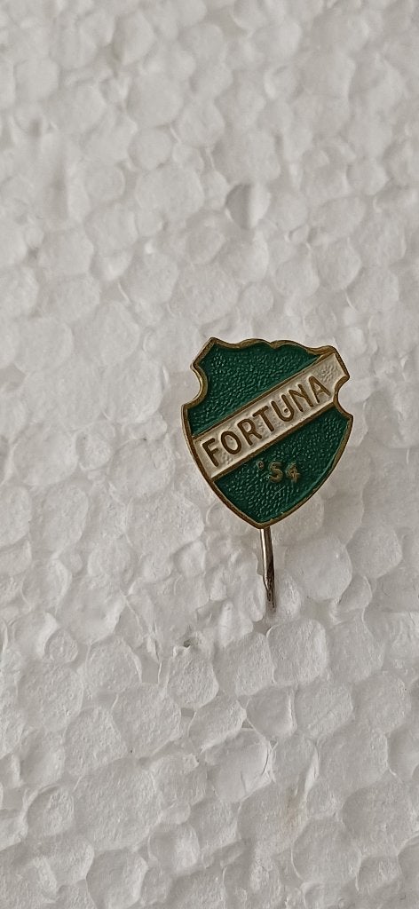 Fortuna voetbal speldje oude uitvoering, Verzamelen, Speldjes, Pins en Buttons, Ophalen of Verzenden, Zo goed als nieuw, Overige onderwerpen