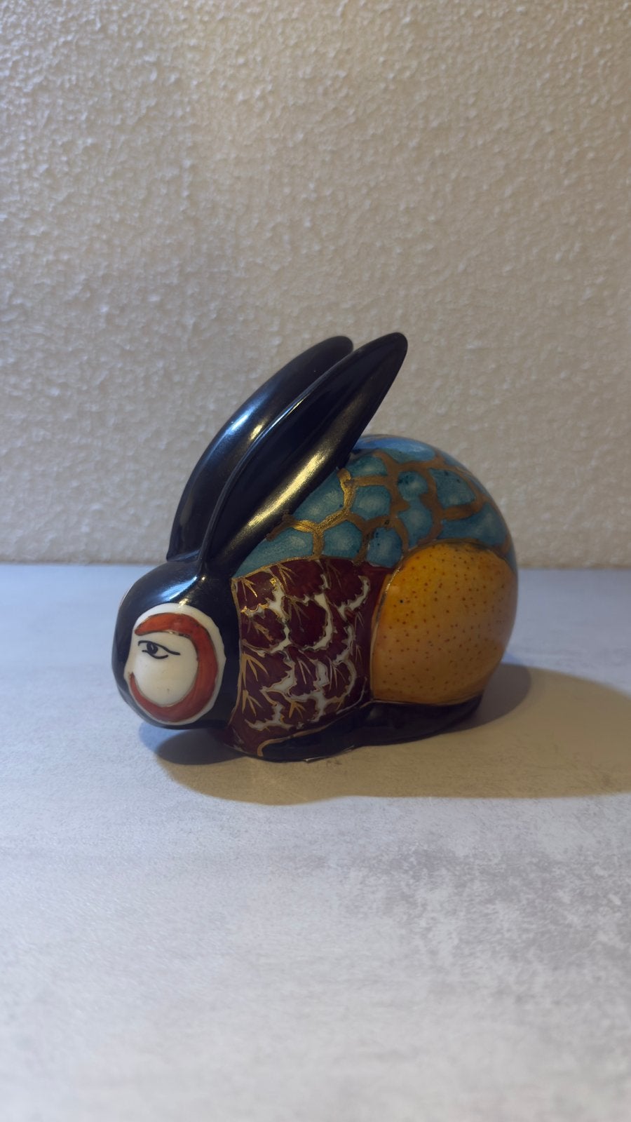 Prachtig konijn beeldje handbeschilderd met goud, blauw, Meerkleurig, Ophalen of Verzenden, Steen/keramiek, 15 cm