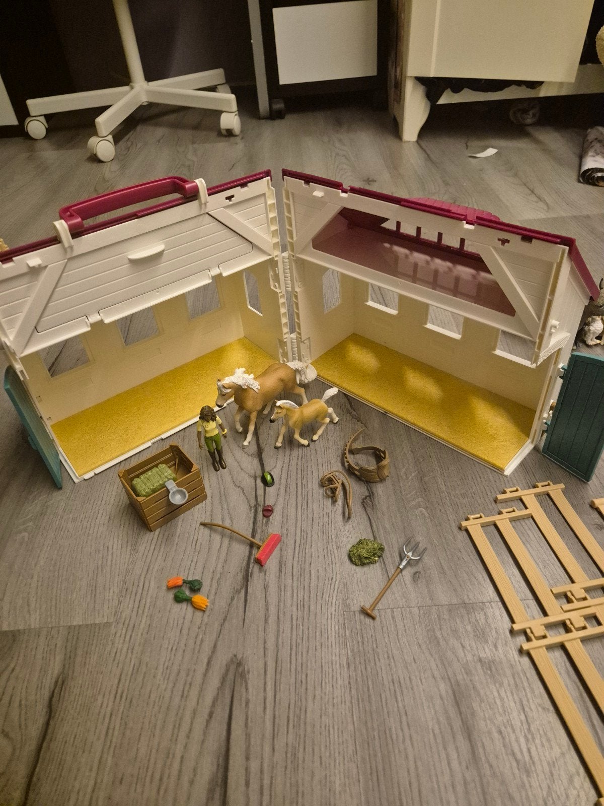 Schleich paardenstal met paarden en accessoires, Ophalen, Zo goed als nieuw