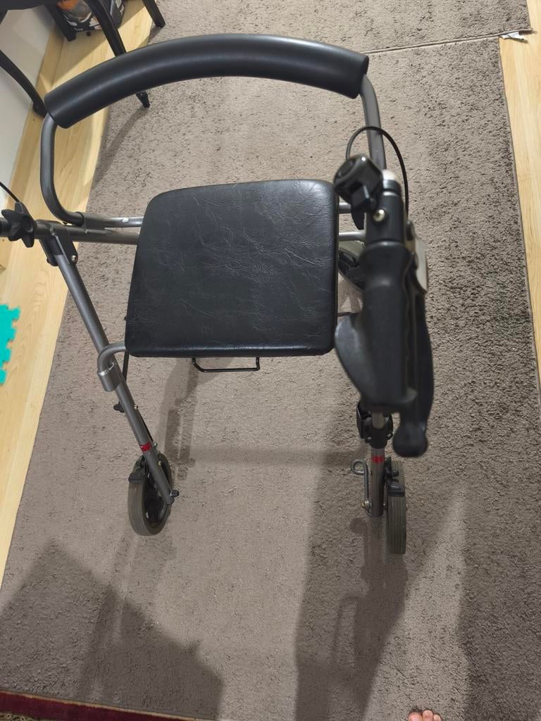 Nette rollator met zitting, Diversen, Rollators, Ophalen of Verzenden, Gebruikt