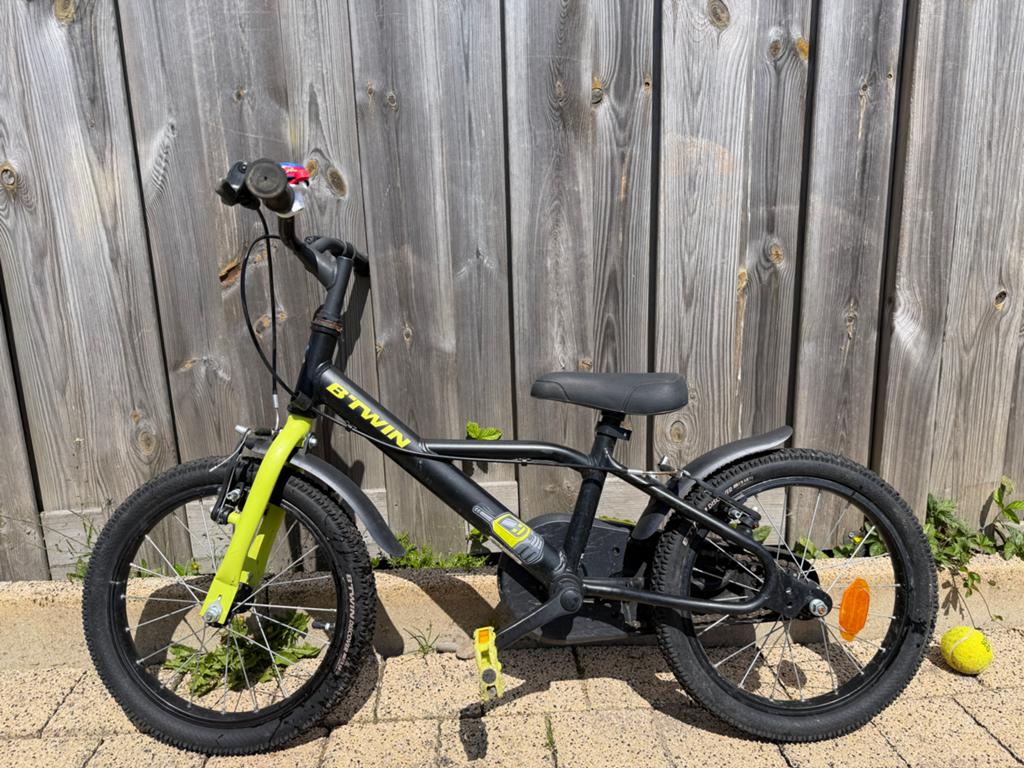 B'Twin kinderfiets 16 inch - Zwart/Geel, Fietsen en Brommers, Ophalen, Gebruikt, Terugtraprem, 16 tot 20 inch