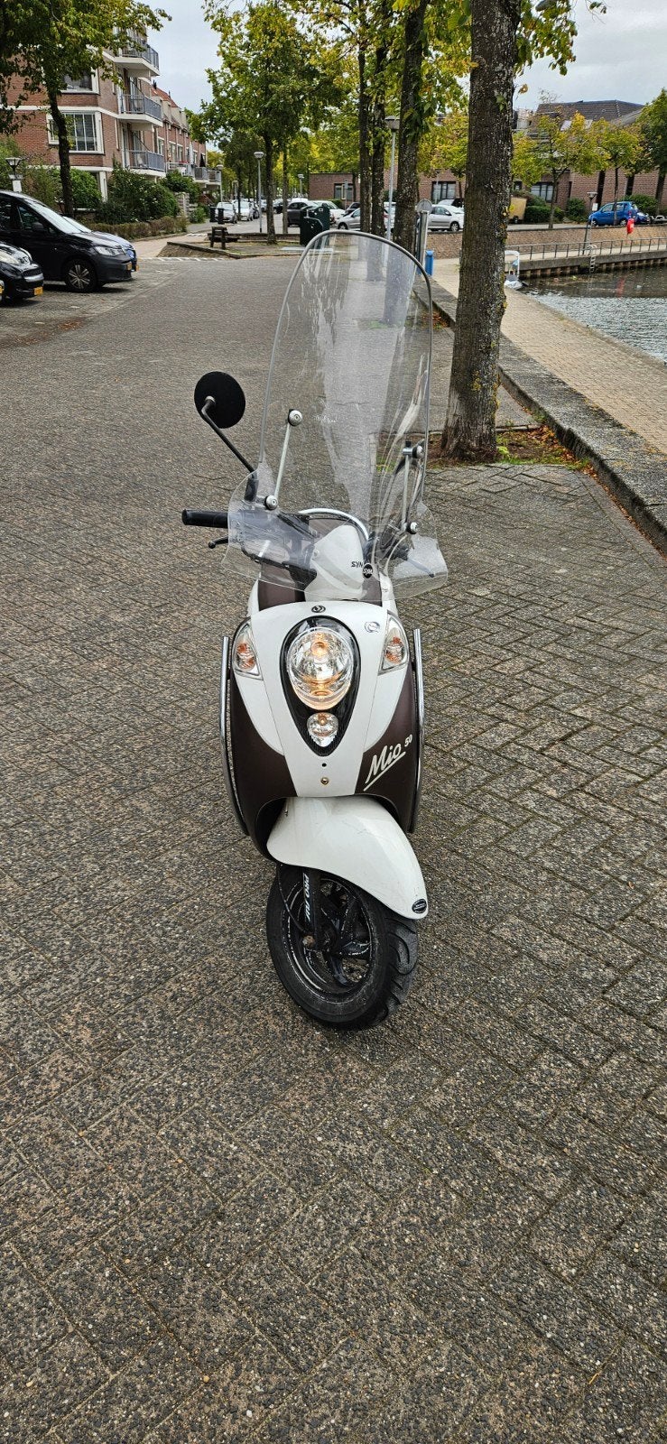 Sym Mio scooter, wit met bruin zadel, Gebruikt, Maximaal 45 km/u, Benzine, Ophalen