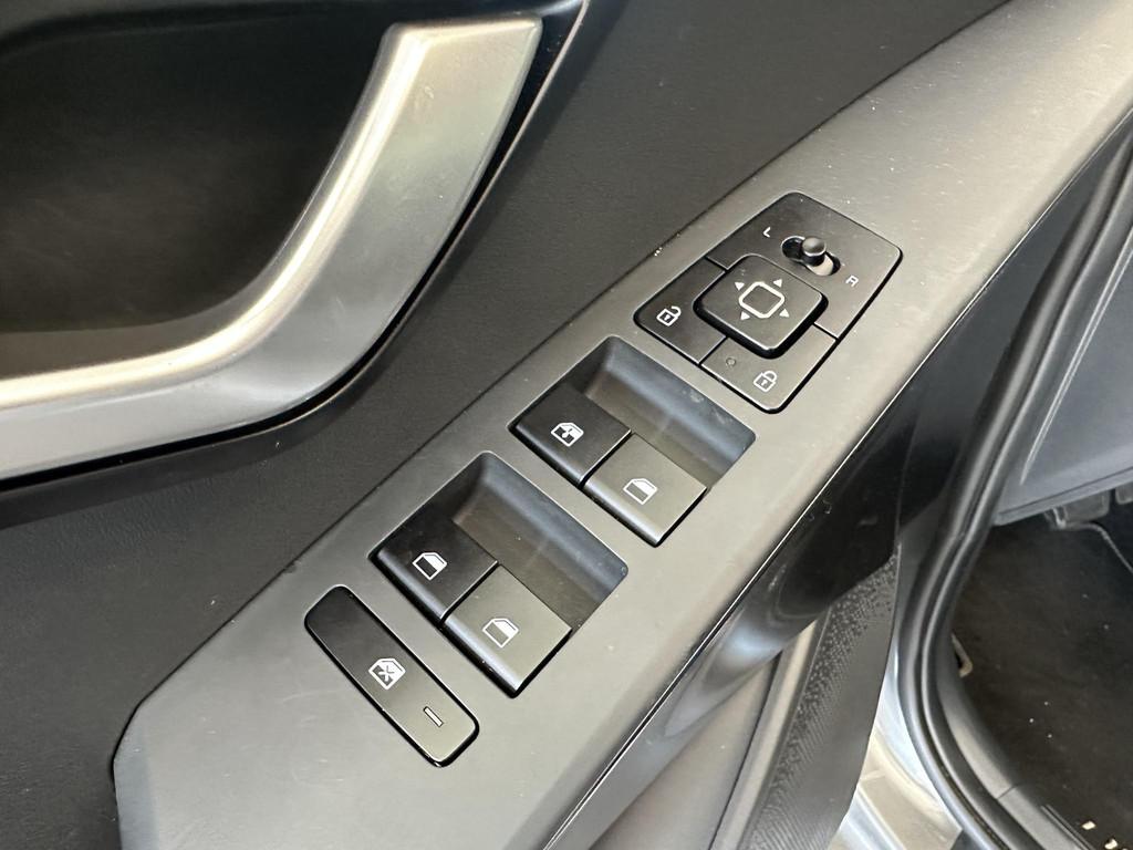 Kia Niro EV Light Edition 64.8 kWh, Stof, Gebruikt, 750 kg, 1657 kg