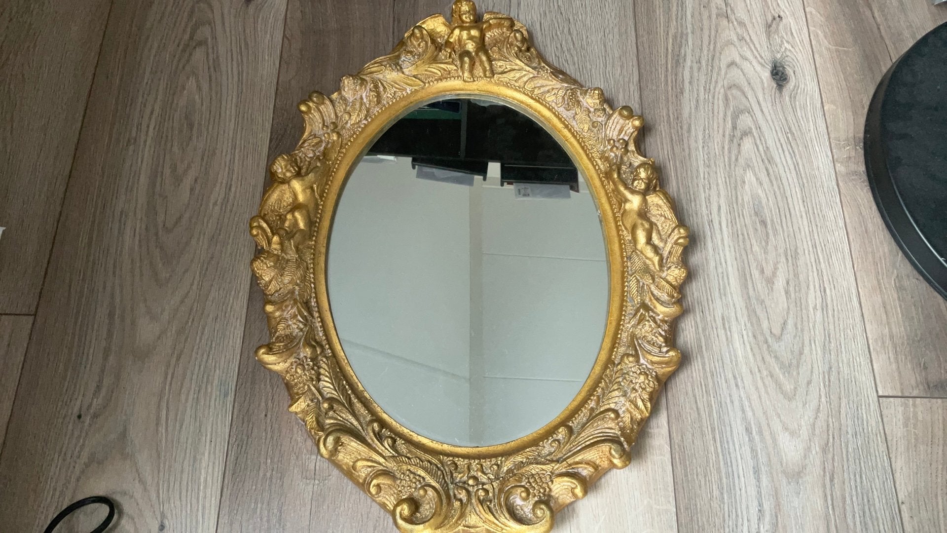 Een mooie oude spiegel met engeltjes, Ophalen of Verzenden, Ovaal, Minder dan 50 cm