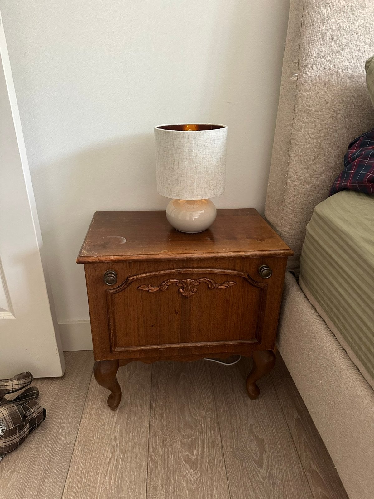 Vintage nachtkastje met sierlijke details ( 2 stuks ), Huis en Inrichting, Slaapkamer | Nachtkastjes, Gebruikt, 45 tot 65 cm, Hout