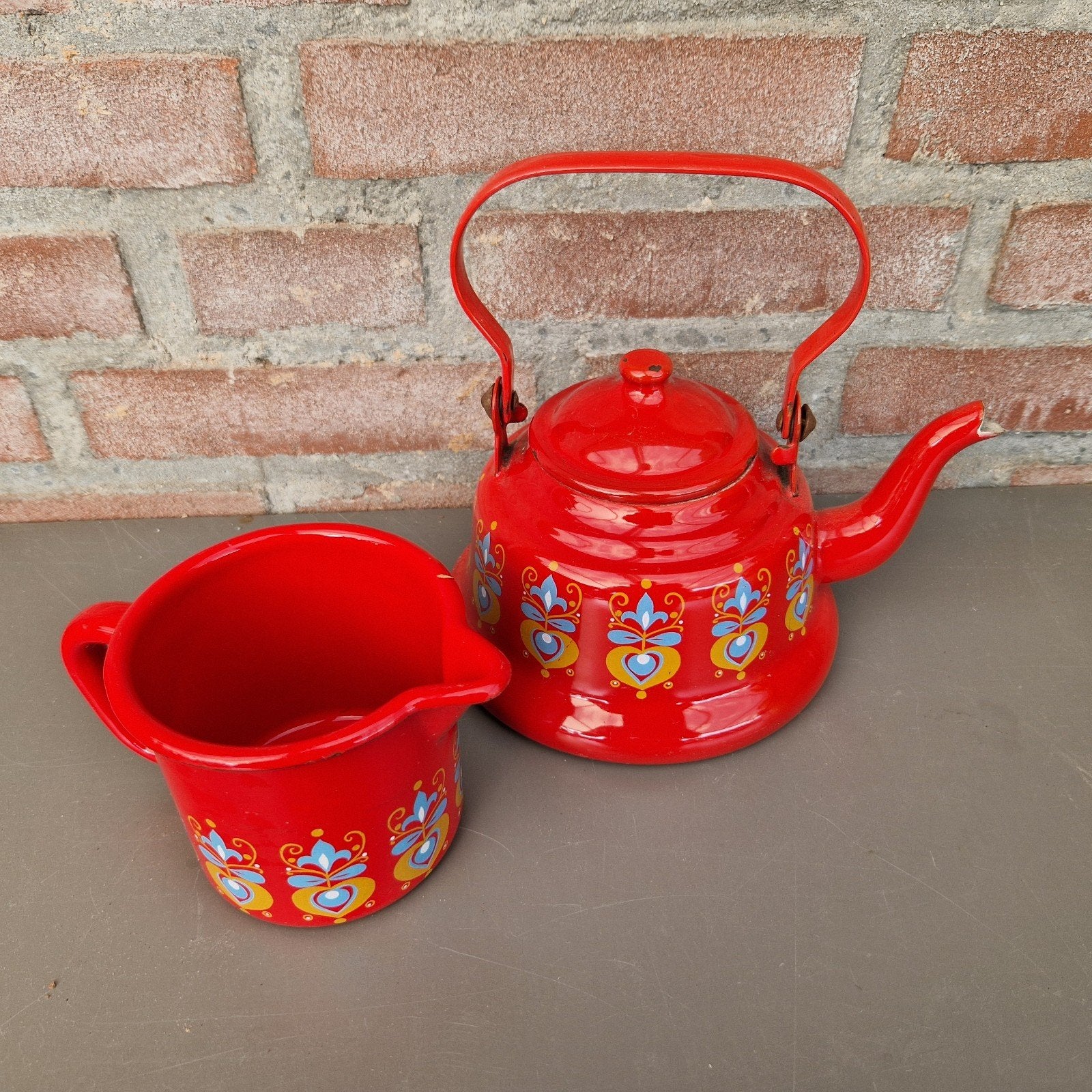 Vintage rode emaille theepot en kan met bloemmotief, Ophalen of Verzenden