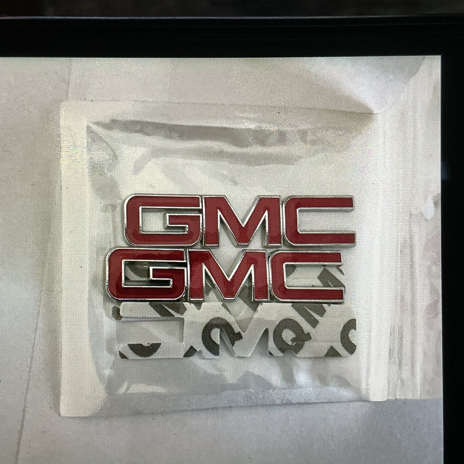 GMC Emblemen Rood - Nieuw. Klein 2 x metaal, Ophalen of Verzenden, Nieuw