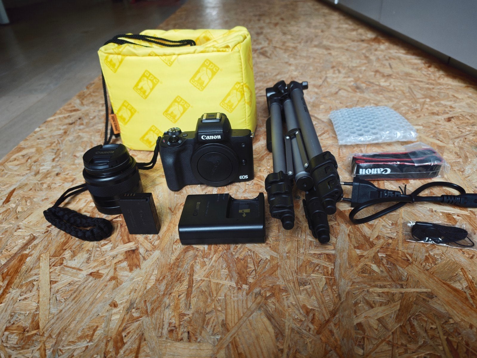 ZGAN Canon EOS M50(1452 SC)+kit lens+UV filter+tas+tripod, Canon, Ophalen of Verzenden, Zo goed als nieuw, 24 megapixels
