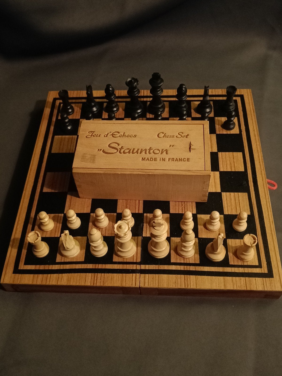 Schaakspel Staunton met inklapbaar bord en opbergruimte, Een of twee spelers, Ophalen of Verzenden, Gebruikt, Made in France