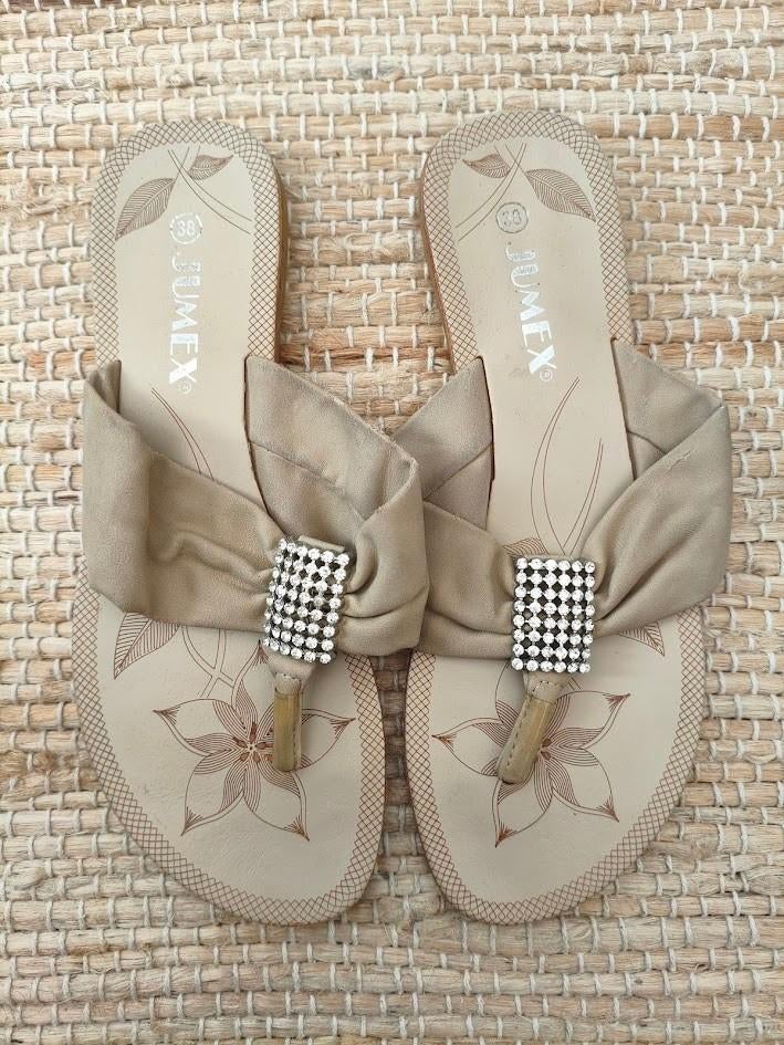 Jumex crème kleurige dames teenslippers met bling motief, Kleding | Dames, Schoenen, Slippers, Beige, Ophalen of Verzenden, Zo goed als nieuw