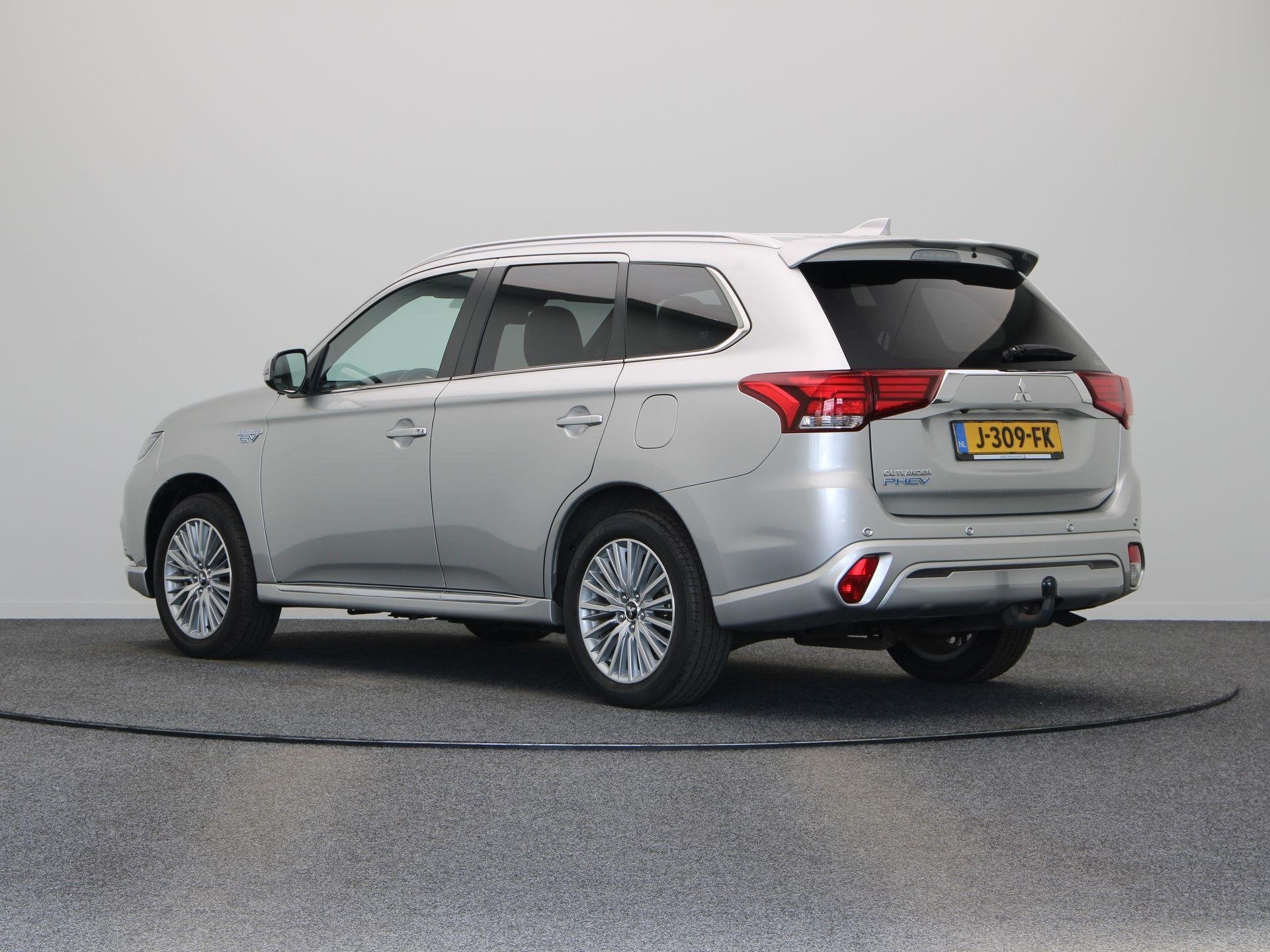 Mitsubishi Outlander 2.4 PHEV Instyle | Leder | Panorama dak, Auto's, Mitsubishi, Automaat, Euro 6, 4 cilinders, 1865 kg