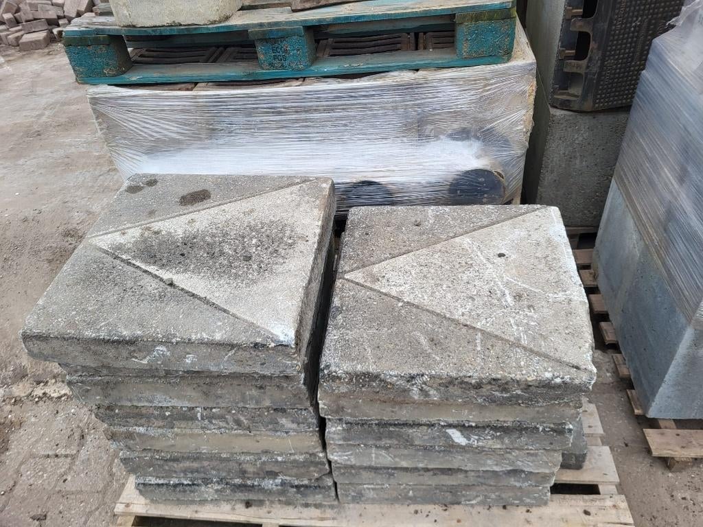 13 stuks Gebruikte haaientandtegels 50x50cm, Ophalen, Gebruikt, Beton, Terrastegels