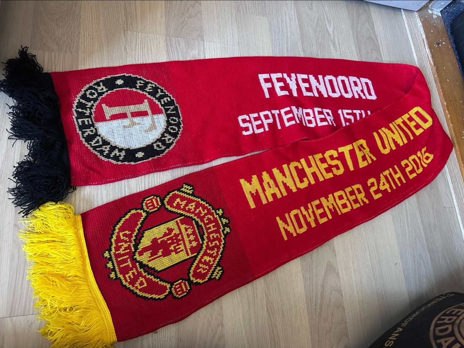 Feyenoord - Manchester United sjaal, Verzamelen, Sportartikelen en Voetbal, Verzenden, Zo goed als nieuw, Feyenoord, Vaantje of Sjaal