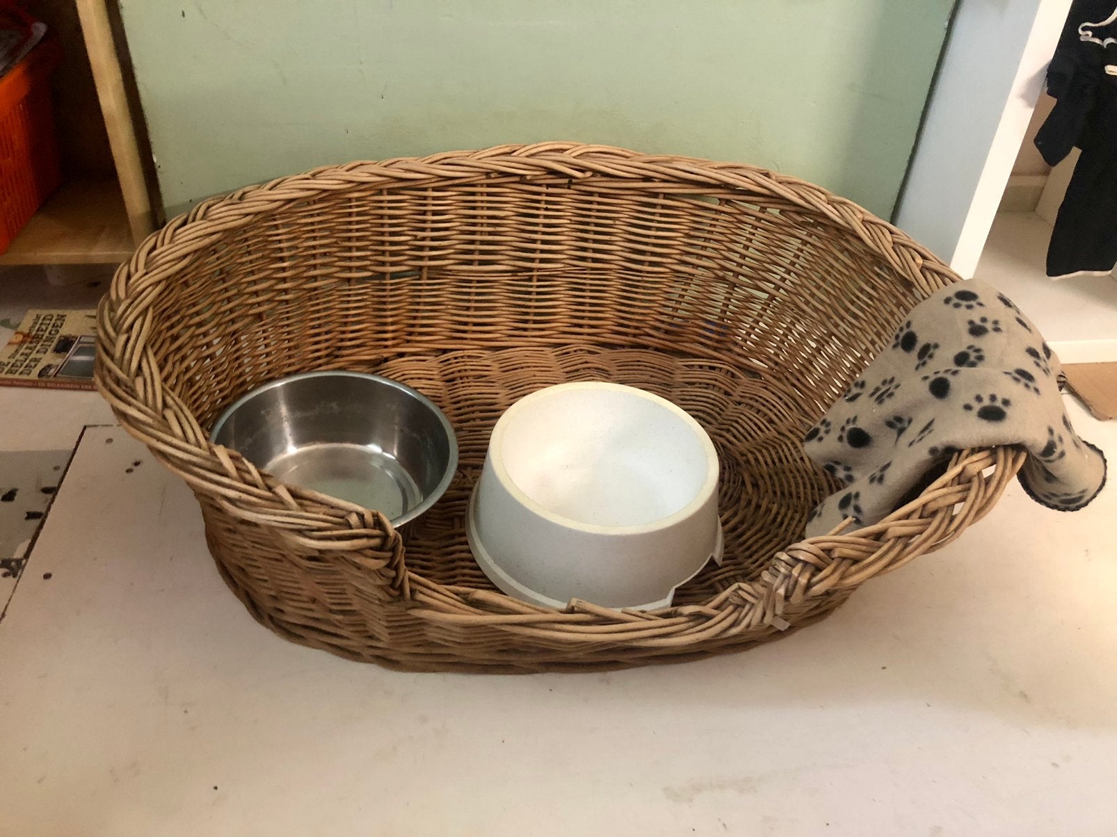 Rieten hondenmand + extra bakken afm87 x 60 x 22 cm’ te koop, Ophalen, Gebruikt, Riet