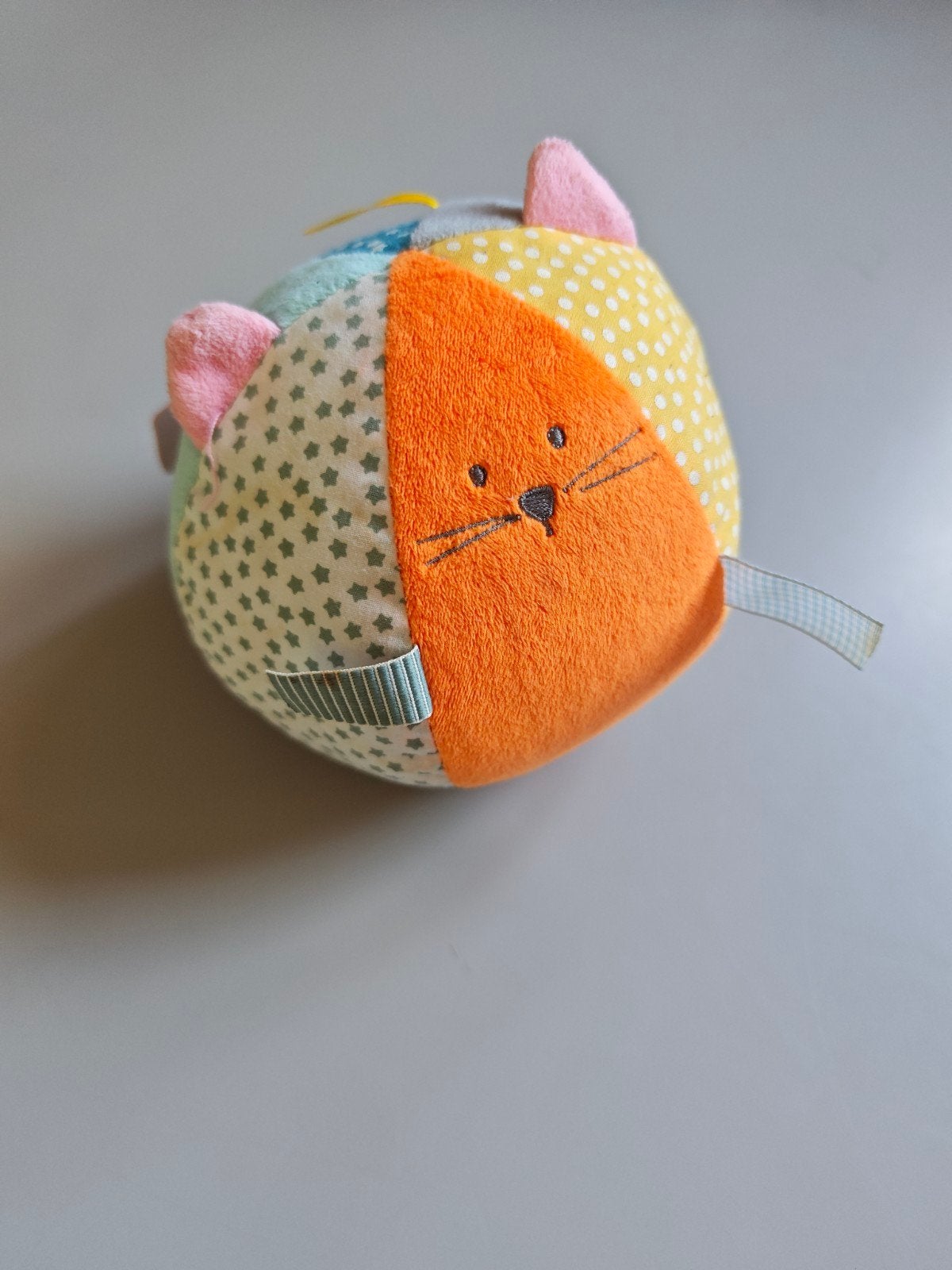 Zachte babybal met kattengezichtje en rammelaar, Ophalen of Verzenden, Gebruikt, Overige typen, Met geluid