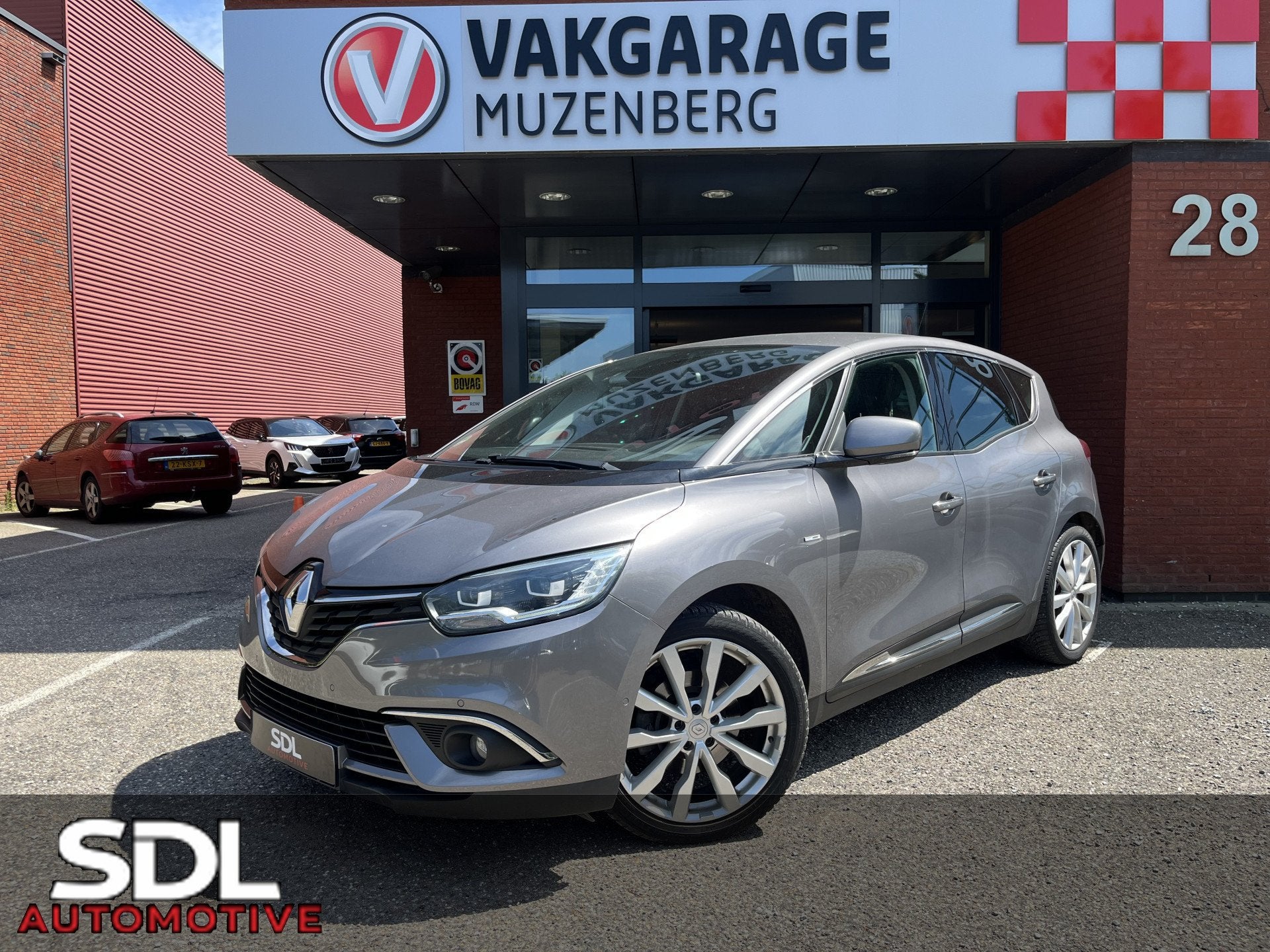 Renault Scénic 1.2 TCe Bose // WEGKLAPBARE TREKHAAK // BOSE, Auto's, Renault, Voorwielaandrijving, Gebruikt, Zwart, 4 cilinders