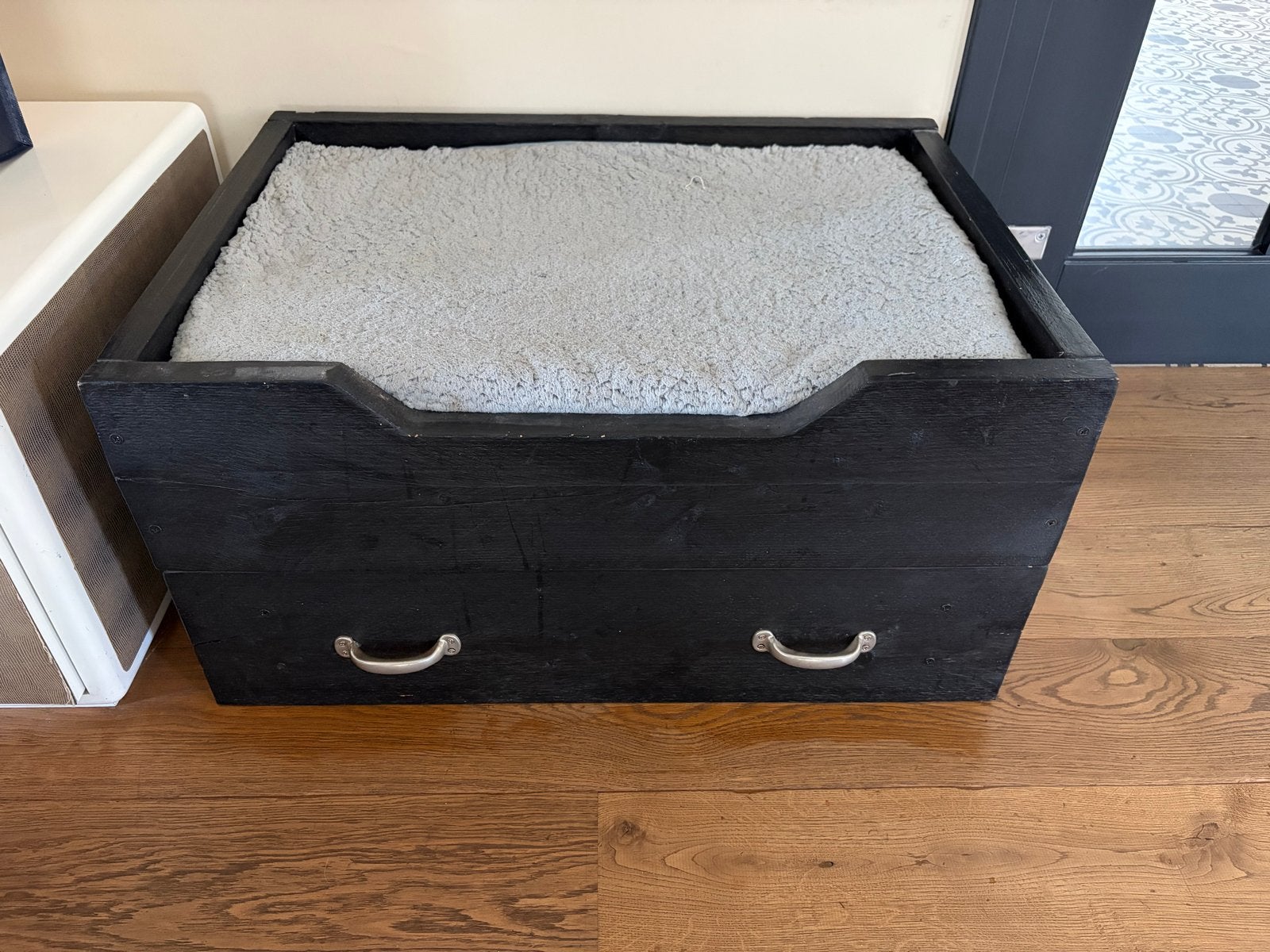 Steigerhouten hondenmand zwart met matras, Ophalen, Gebruikt