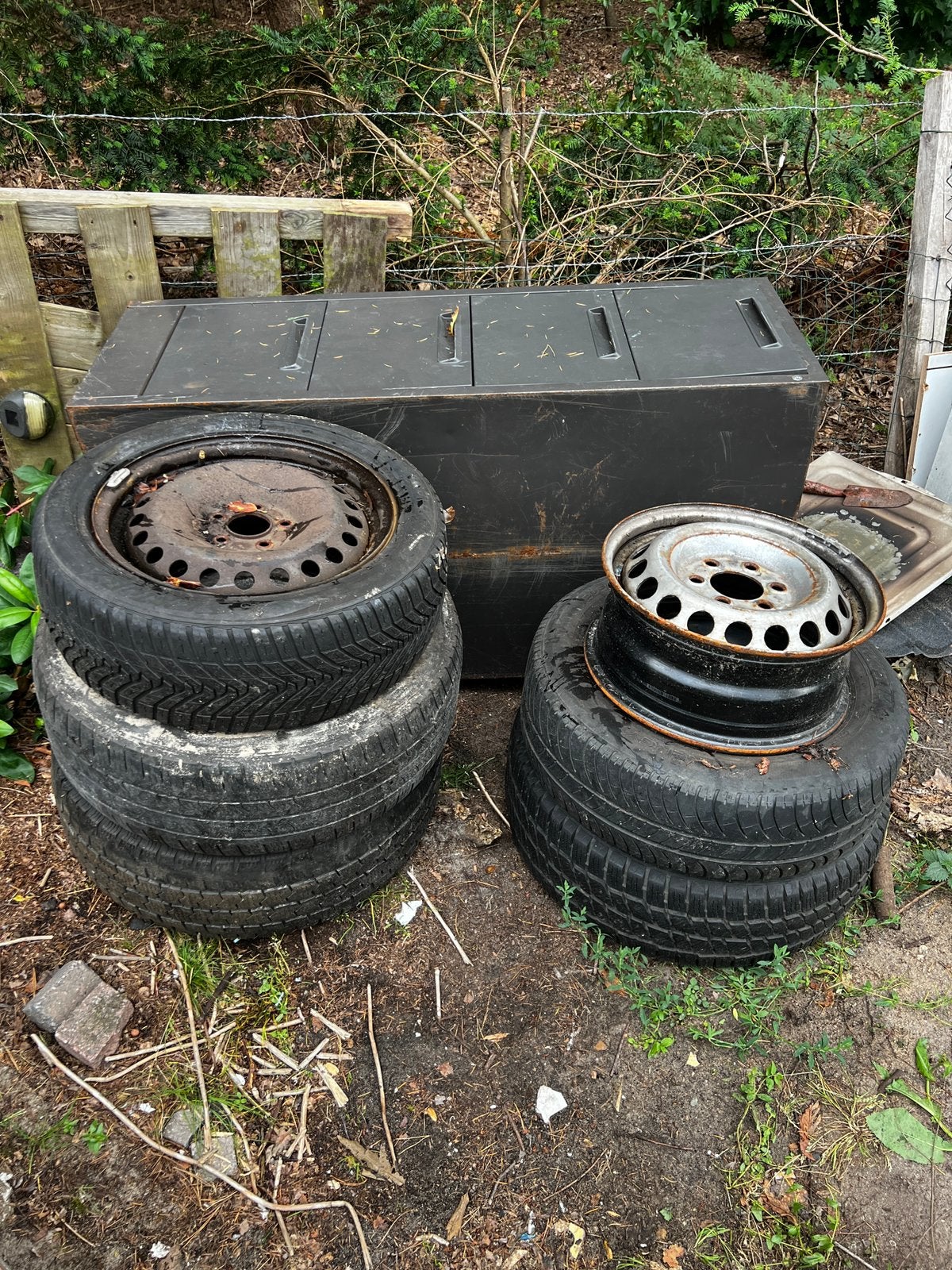 Gratis af te halen: Autobanden, velgen en metalen kast, Ophalen, Gebruikt