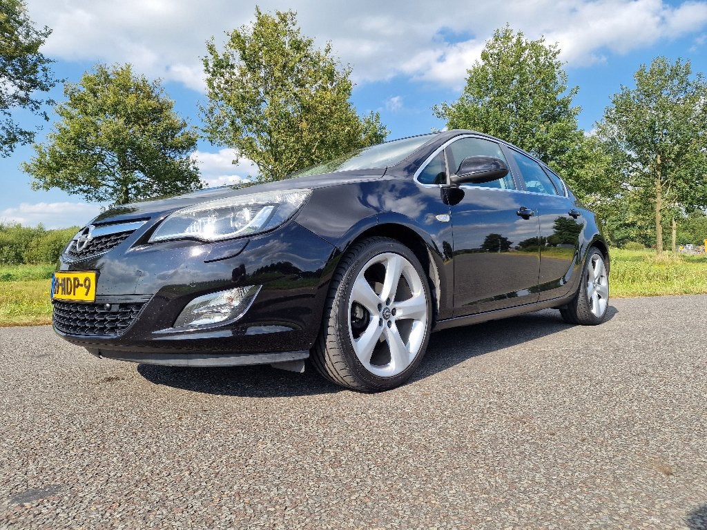 Opel Astra J 1.4 Turbo –Leder –APK 15-11-2026 (zie tekst!), Voorwielaandrijving, Euro 5, Zwart, 4 cilinders