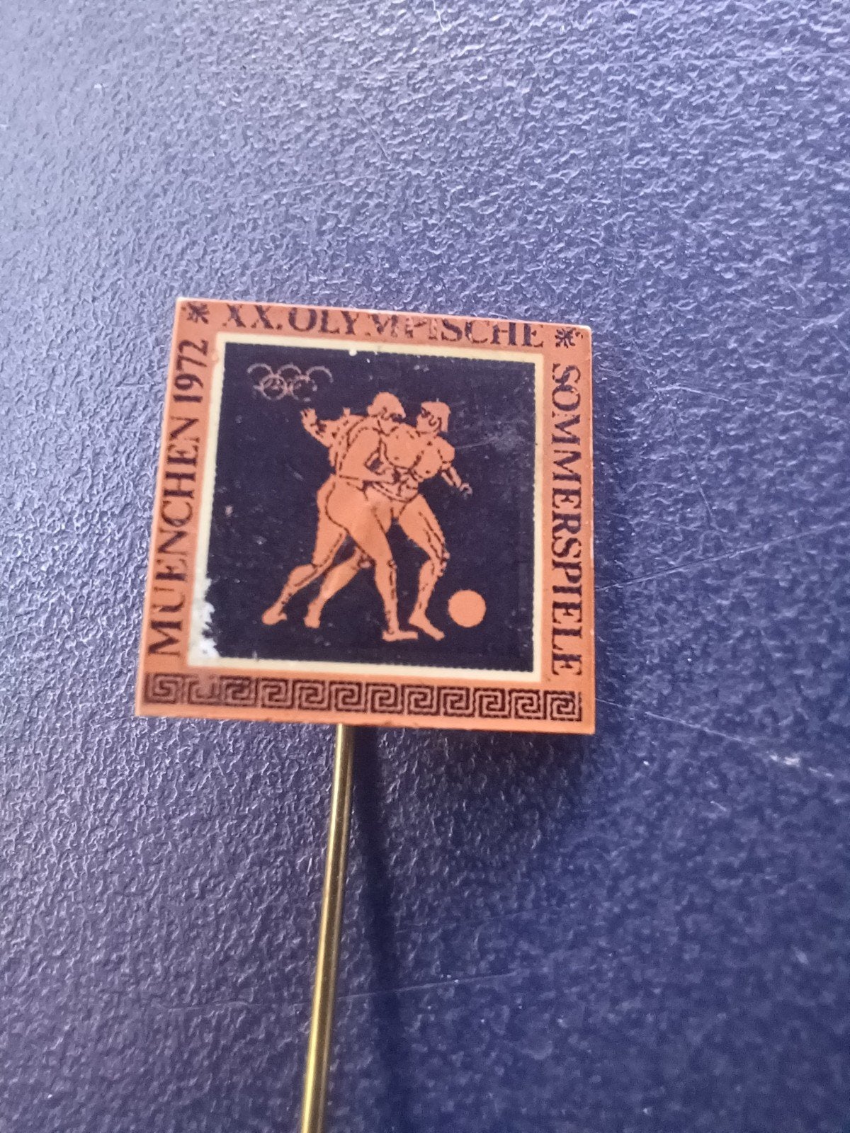 Oud kunststof speldje Olympische Spelen München 1972, Ophalen of Verzenden, Gebruikt, Sport, Speldje of Pin