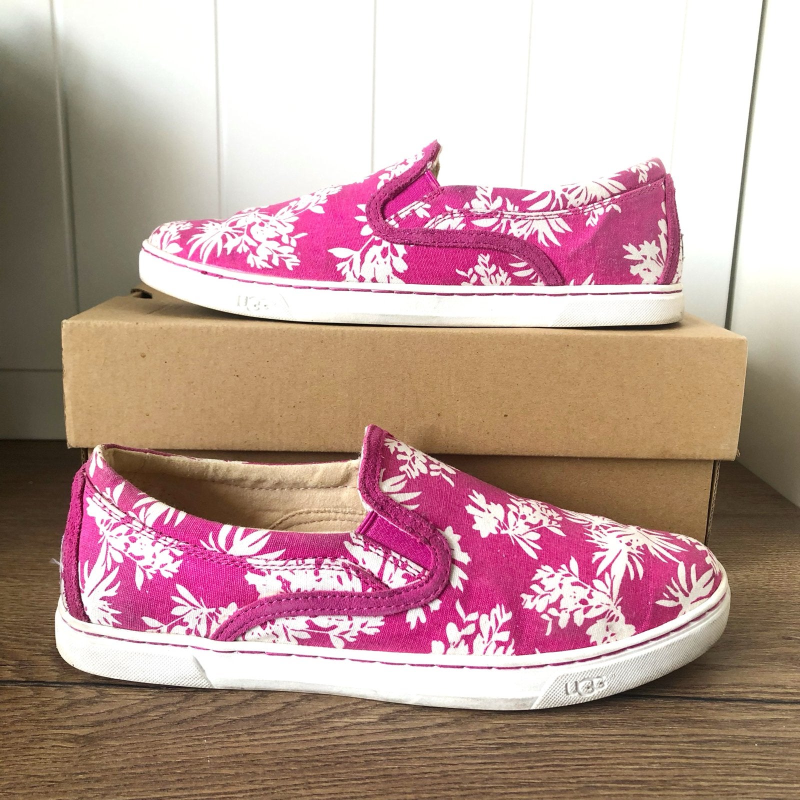UGG W Fierce Tropical Roze Instappers Maat 40, Ophalen of Verzenden, Zo goed als nieuw, Roze, Instappers