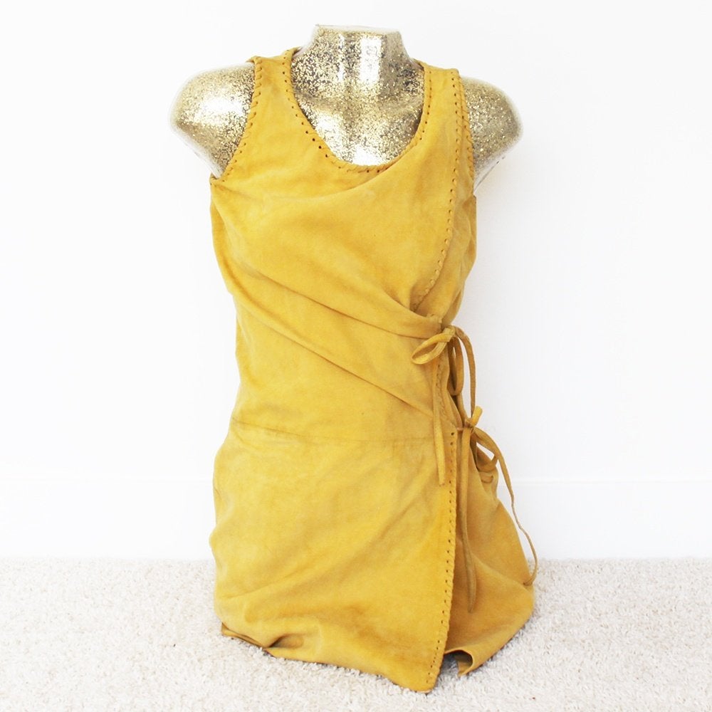 Exclusieve Suede Plein Sud Jeanius Jurk (Maat 38) € 300,-, Maat 38/40 (M), Geel, Plein Sud Jeanius, Ophalen of Verzenden