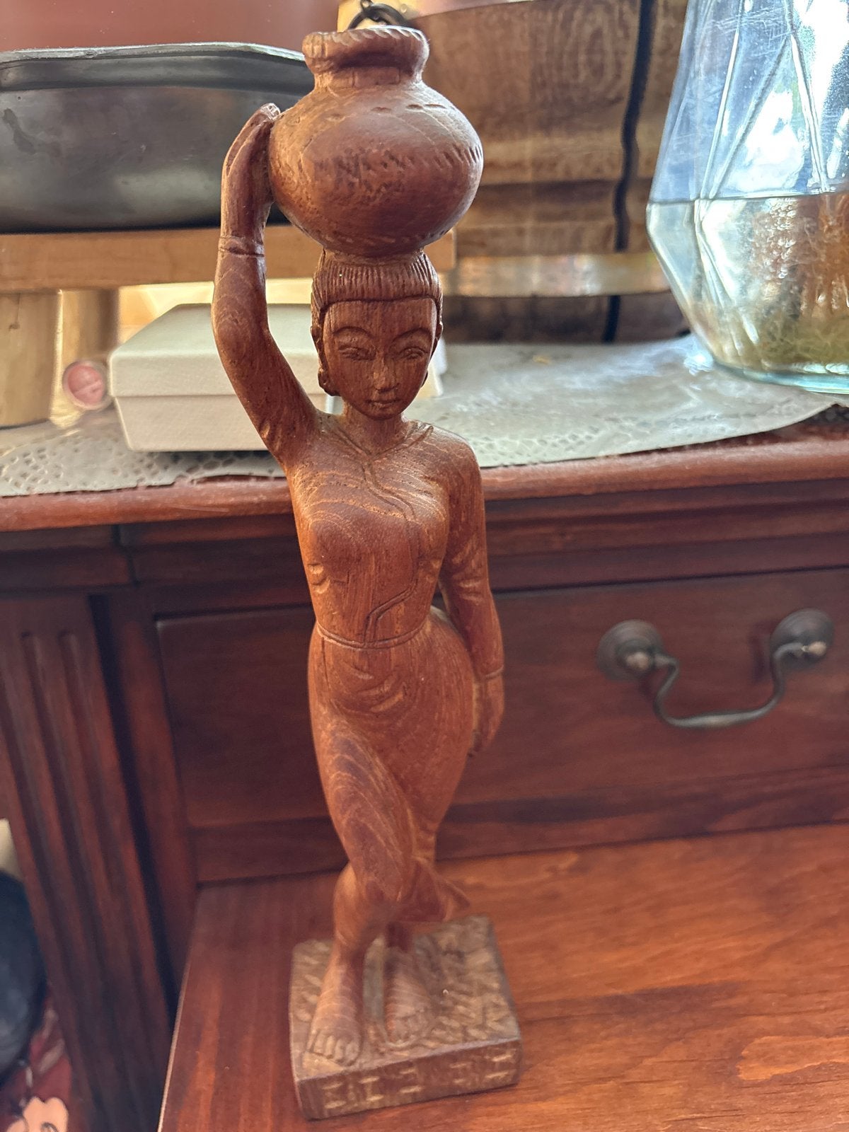 Houten beeld van vrouw met pot op hoofd, Birma 2000, Ophalen of Verzenden, Handgemaakt, 20 - 50 cm, Beeld