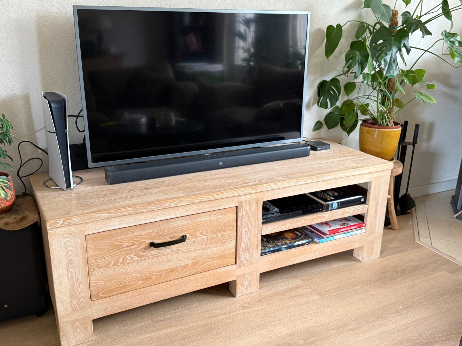 Massief houten tv kast, Huis en Inrichting, Kasten | Televisiemeubels, Ophalen, 150 tot 200 cm, Zo goed als nieuw, Minder dan 100 cm