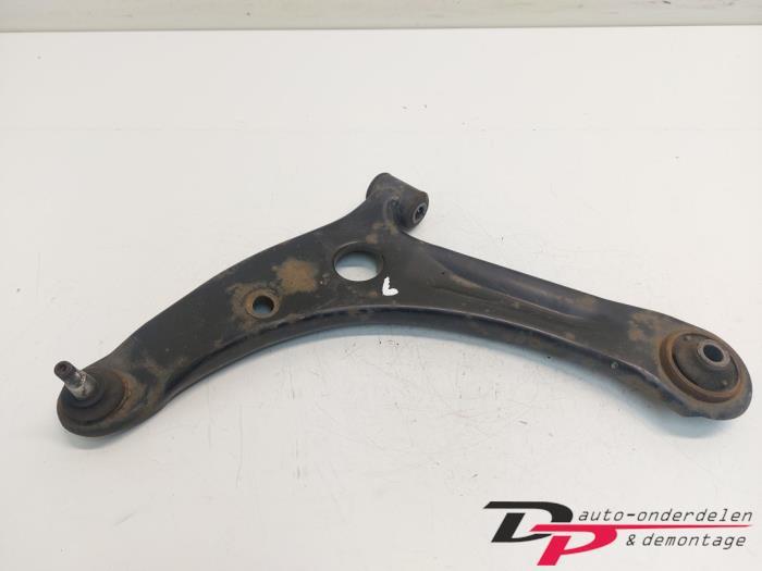 Draagarm links-voor van een Mitsubishi Colt, Auto-onderdelen, Gebruikt, -, -, Ophalen of Verzenden